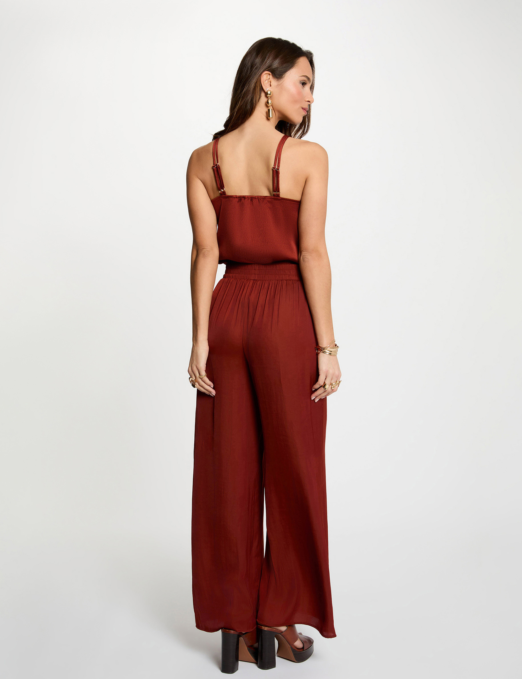 Satijnen top met bandjes cognacbruin vrouw