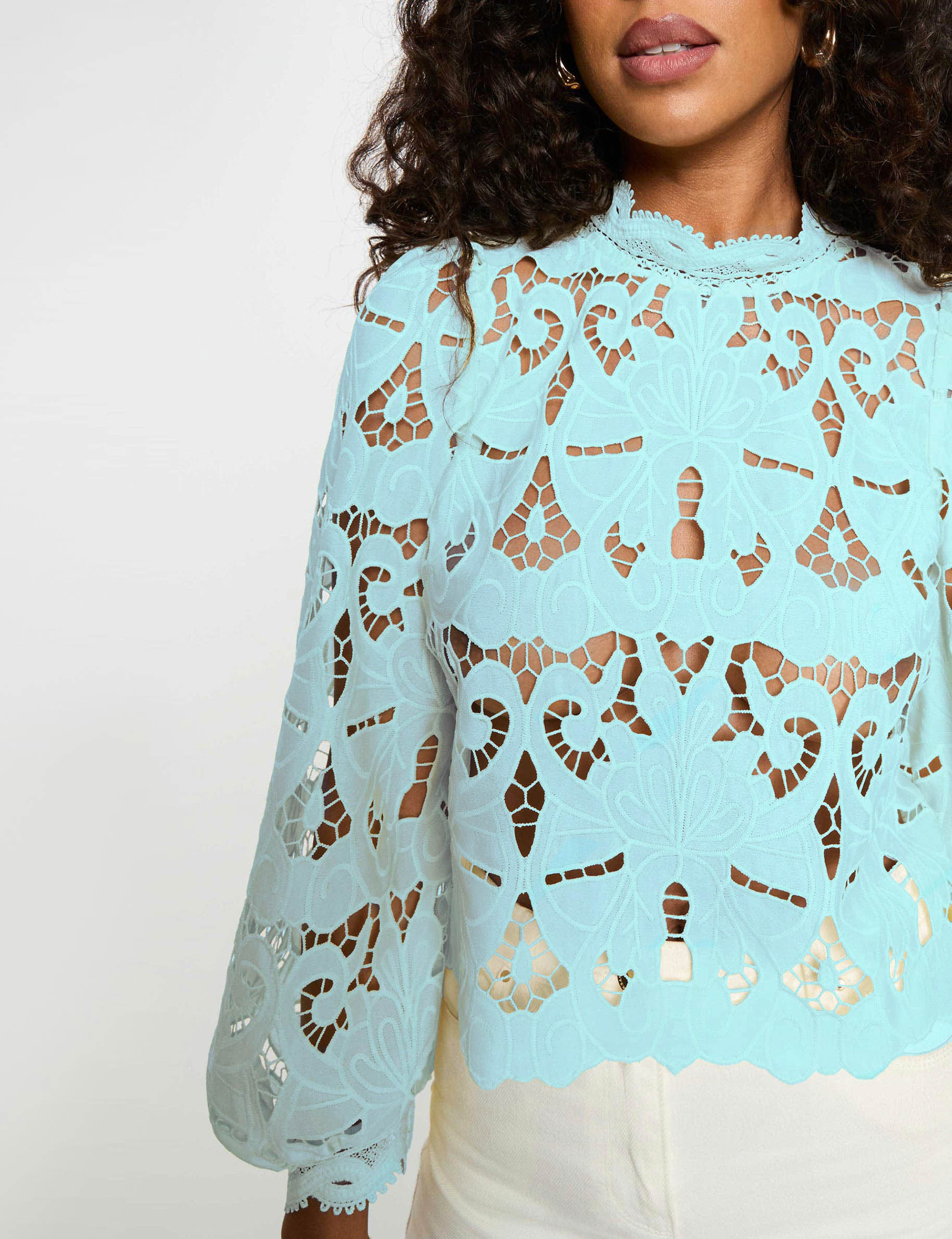 Blouse met borduursel en hoge kraag hemelsblauw vrouw