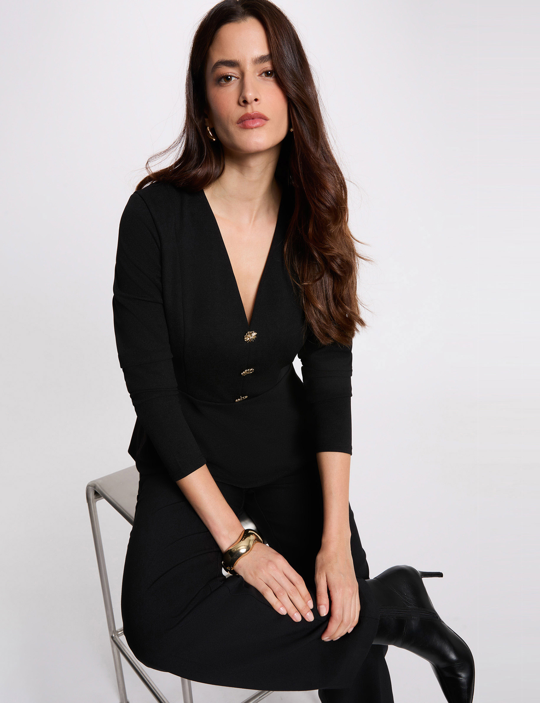 T-shirt cintr&eacute; col v noir femme