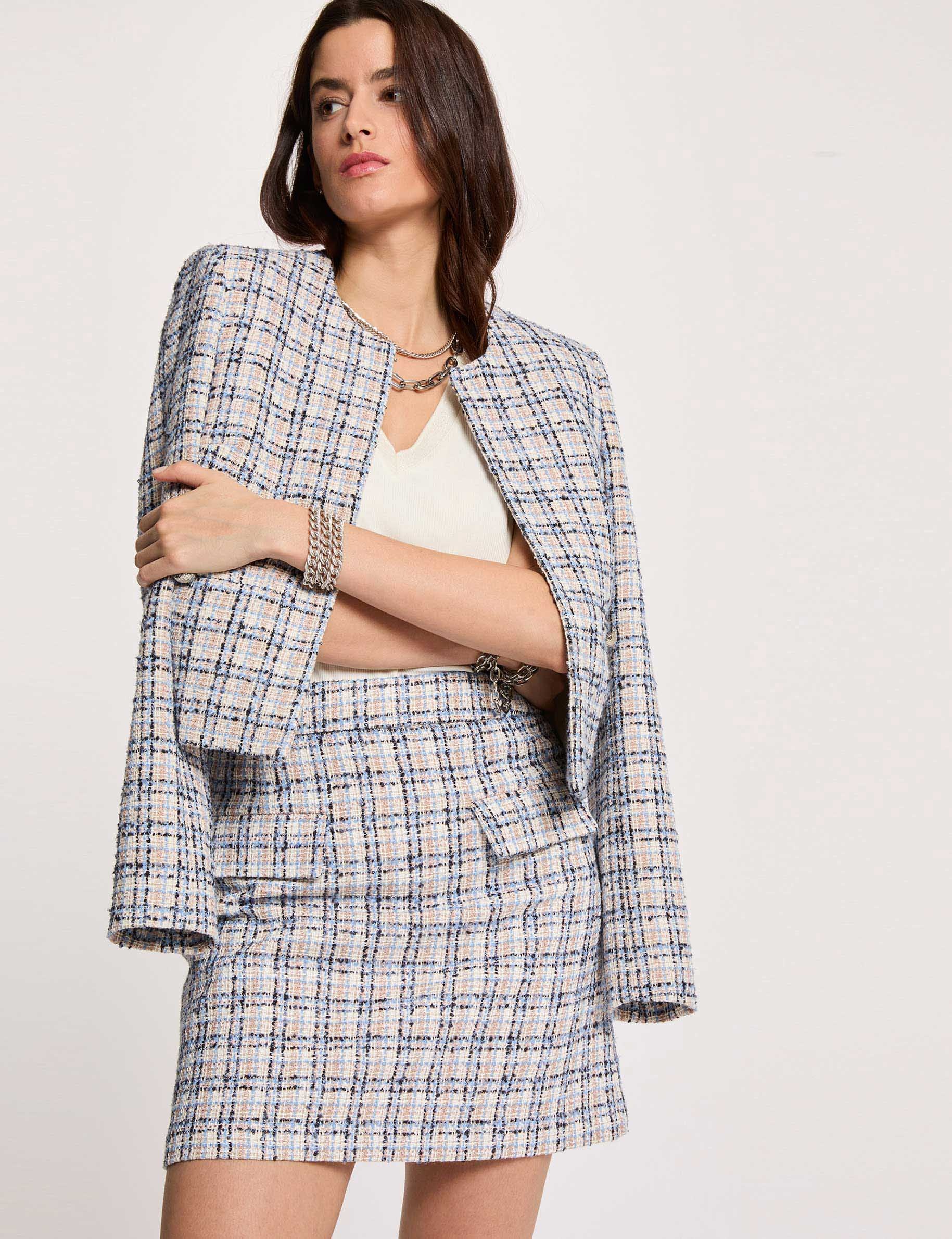 Korte zwierige rok meerkleurig vrouw