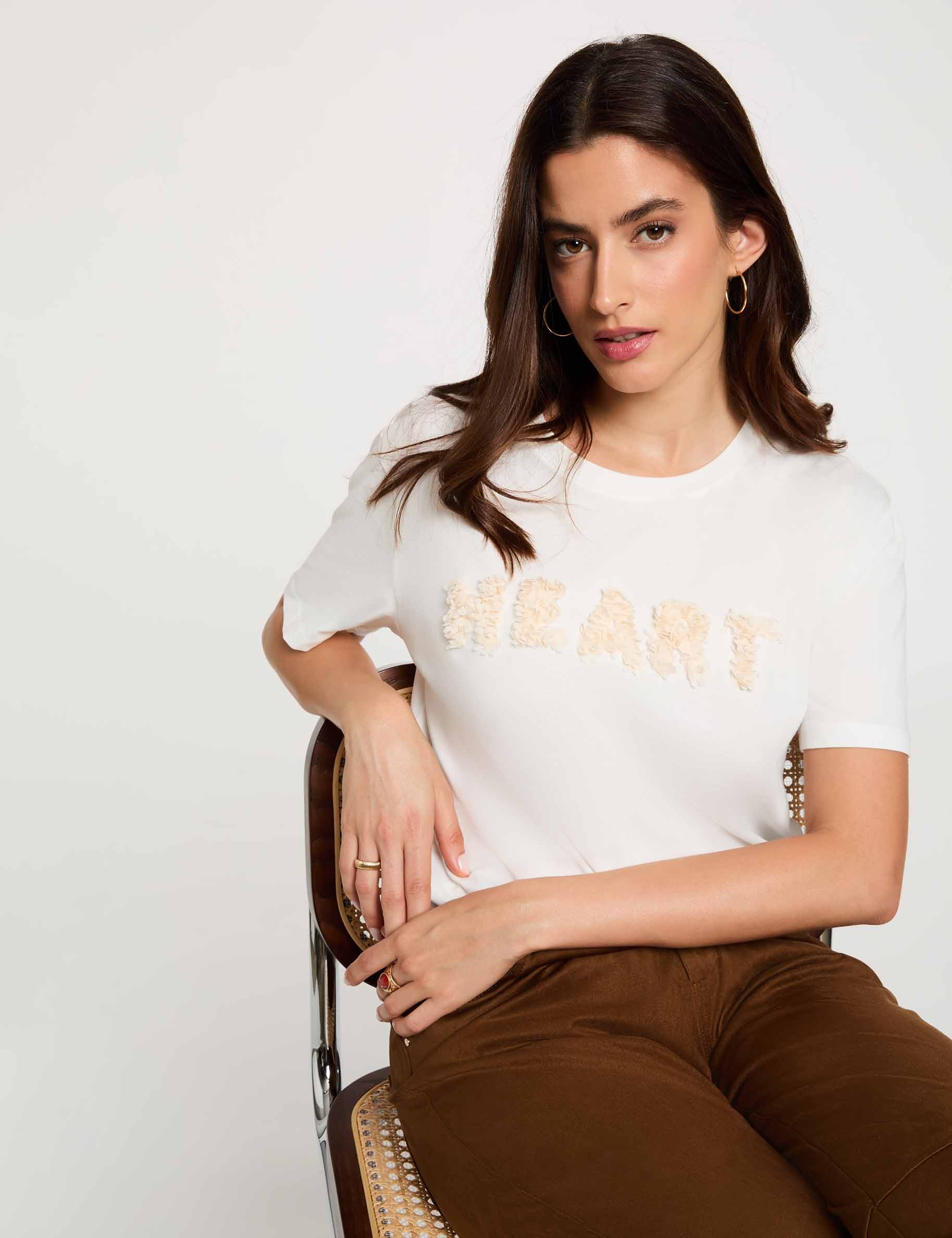 T-shirt met reli&euml;f borduursel helder wit vrouw