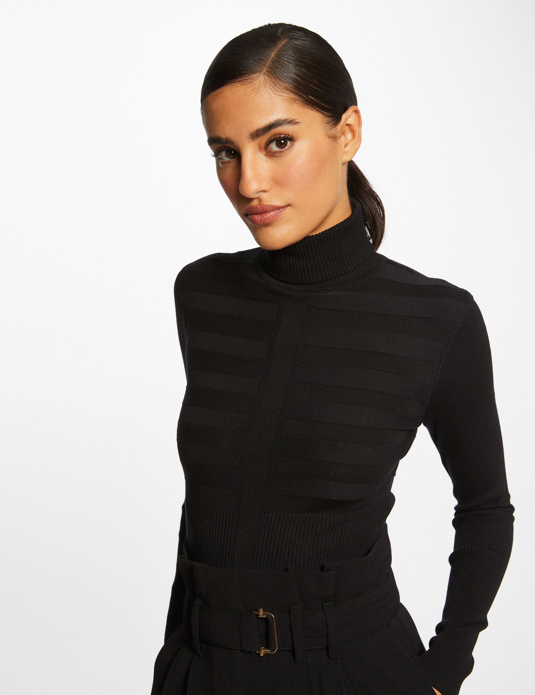 Pull col roul&eacute; cintr&eacute; noir femme