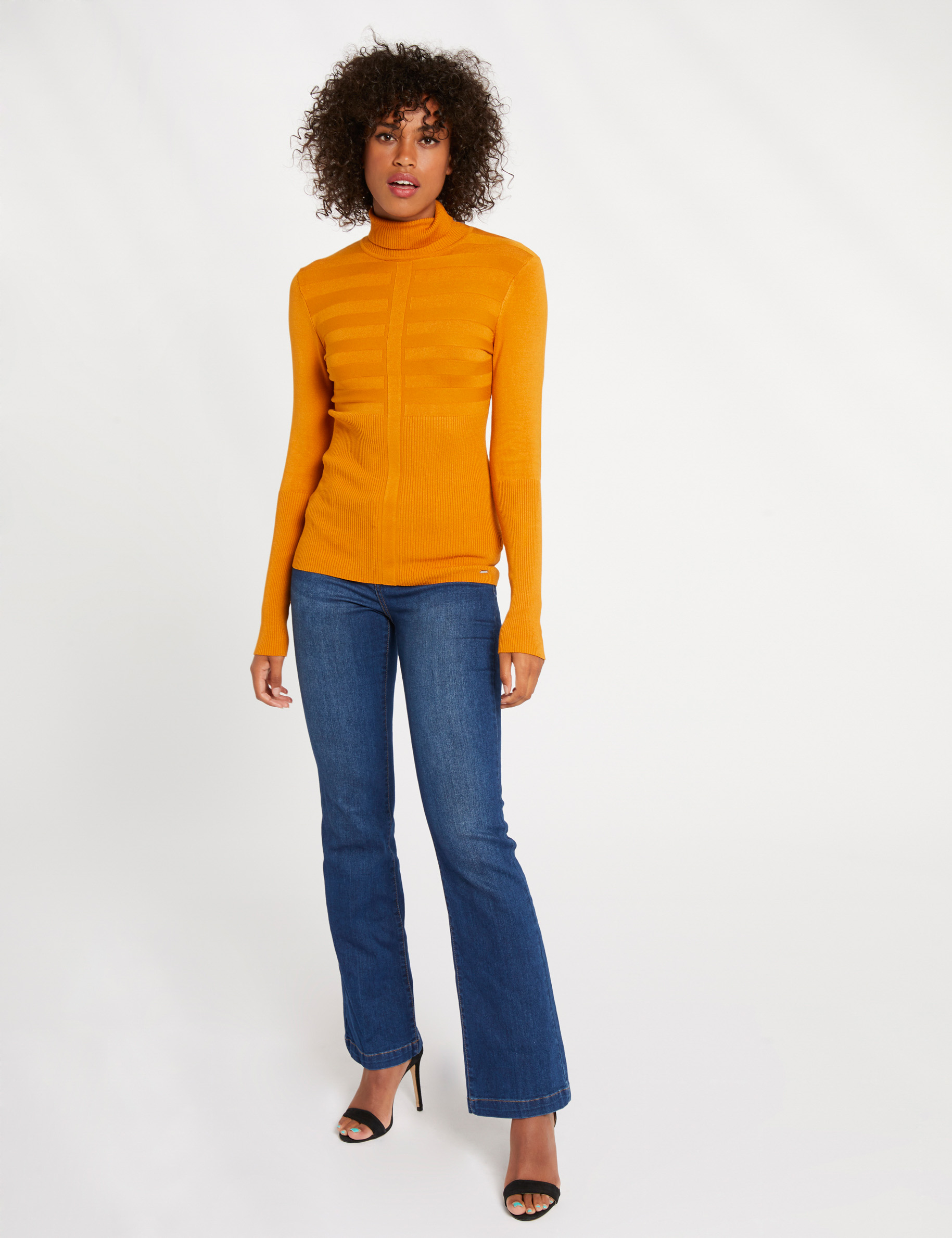 Pull col roul&eacute; ajust&eacute; moutarde femme