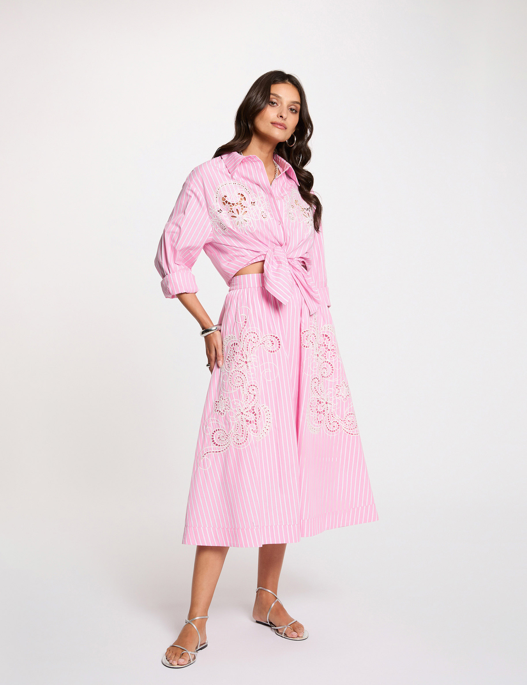 Lange, uitlopende rok roze vrouw