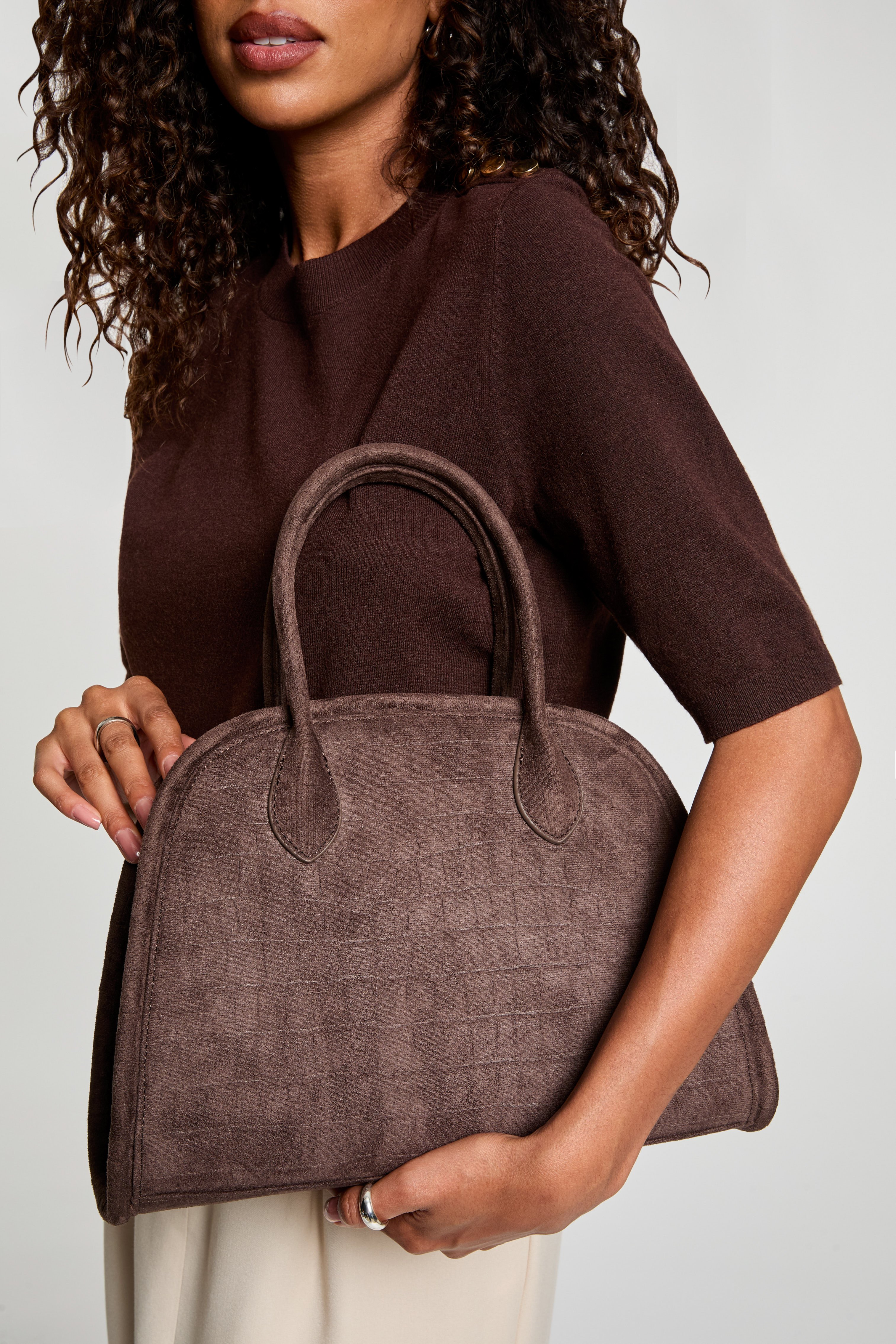 Sac su&eacute;dine aspect croco marron fonc&eacute; femme