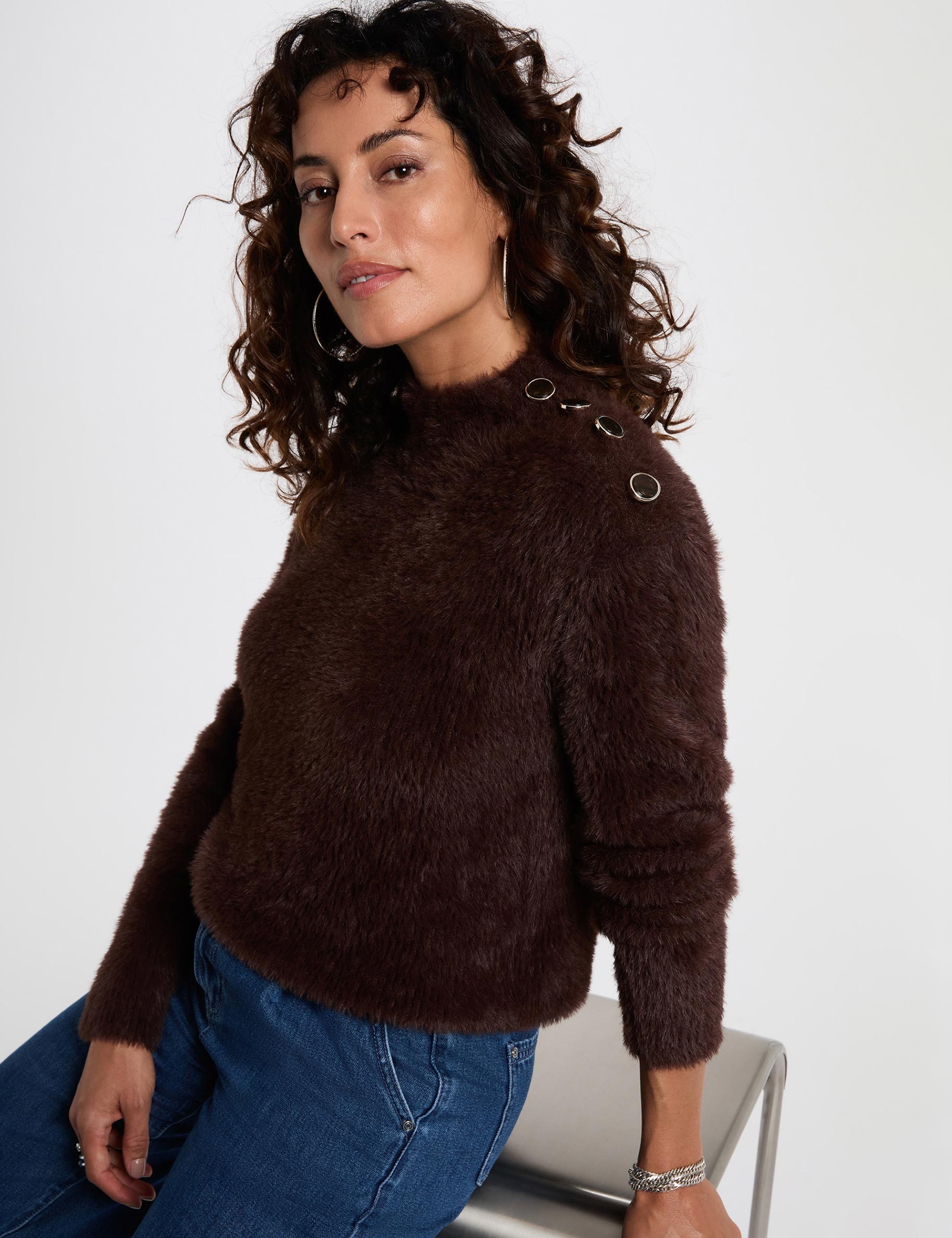 Pull court ajusté marron foncé femme