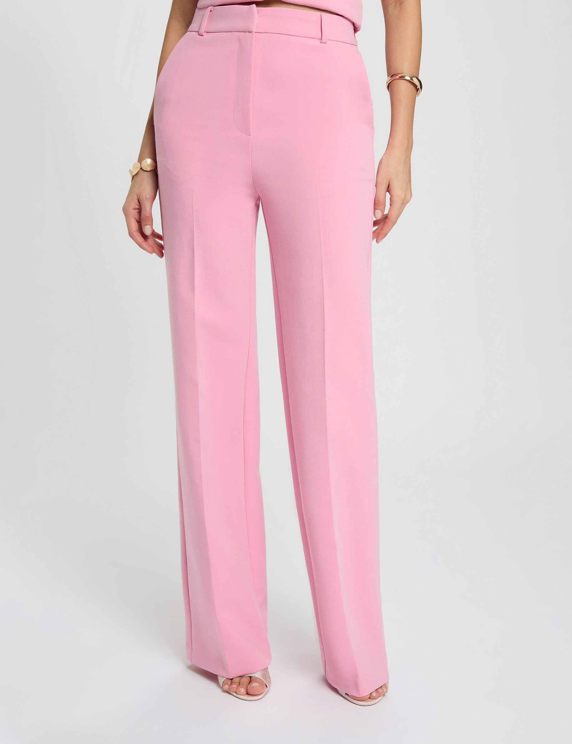 Hoog getailleerde flare broek lichtroze vrouw