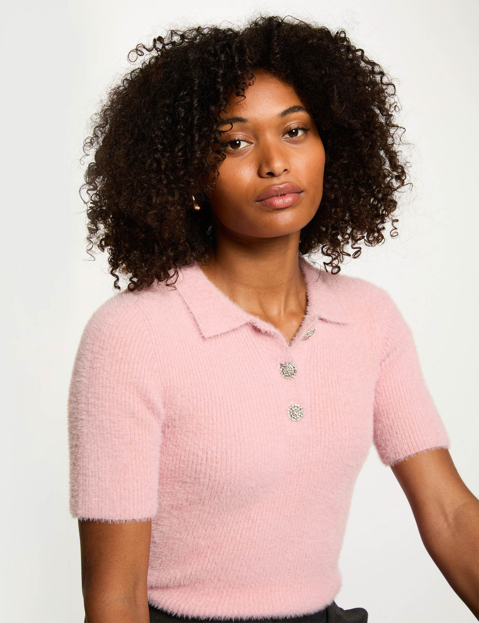 Korte trui met reverskraag roze vrouw