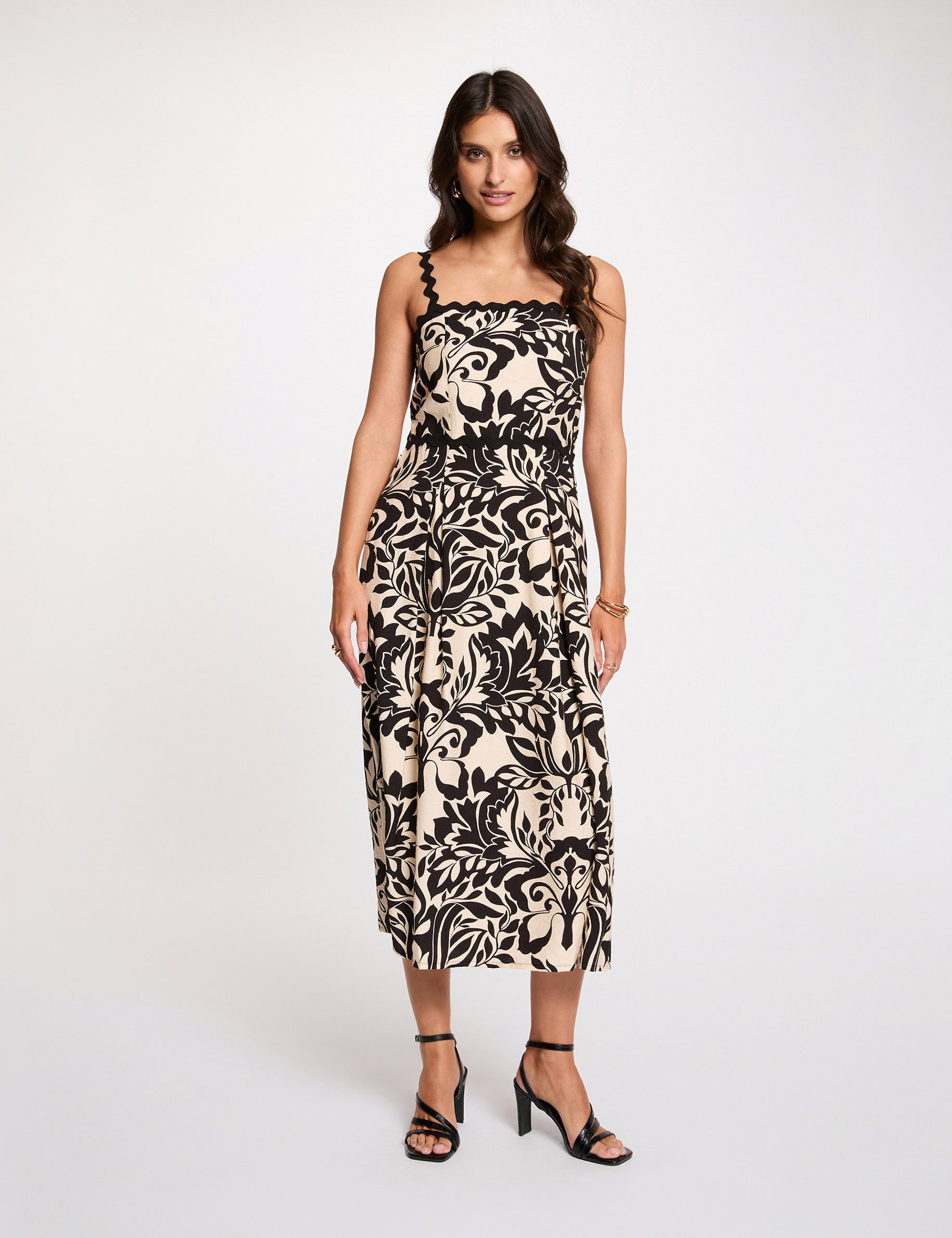 Midirok met vierkante hals. zwart vrouw