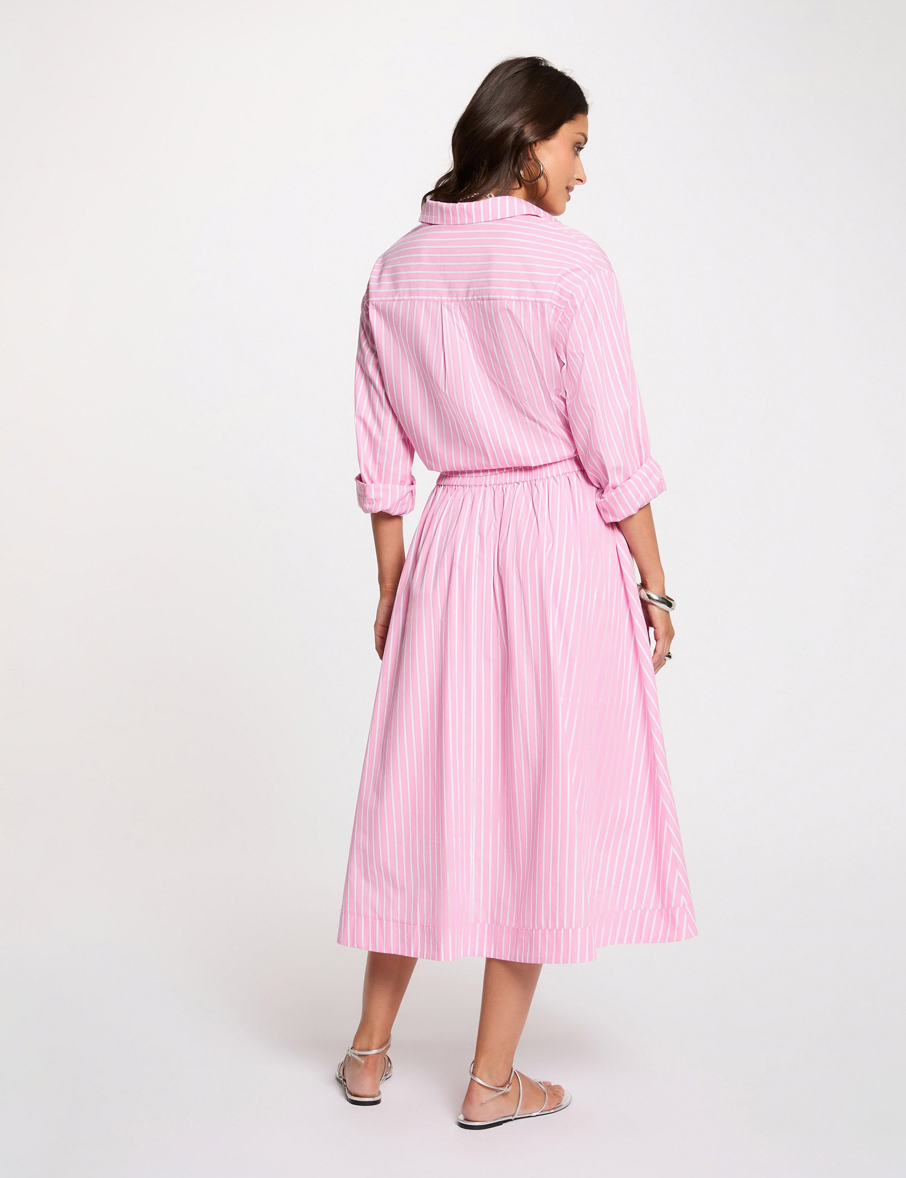 Lange, uitlopende rok roze vrouw