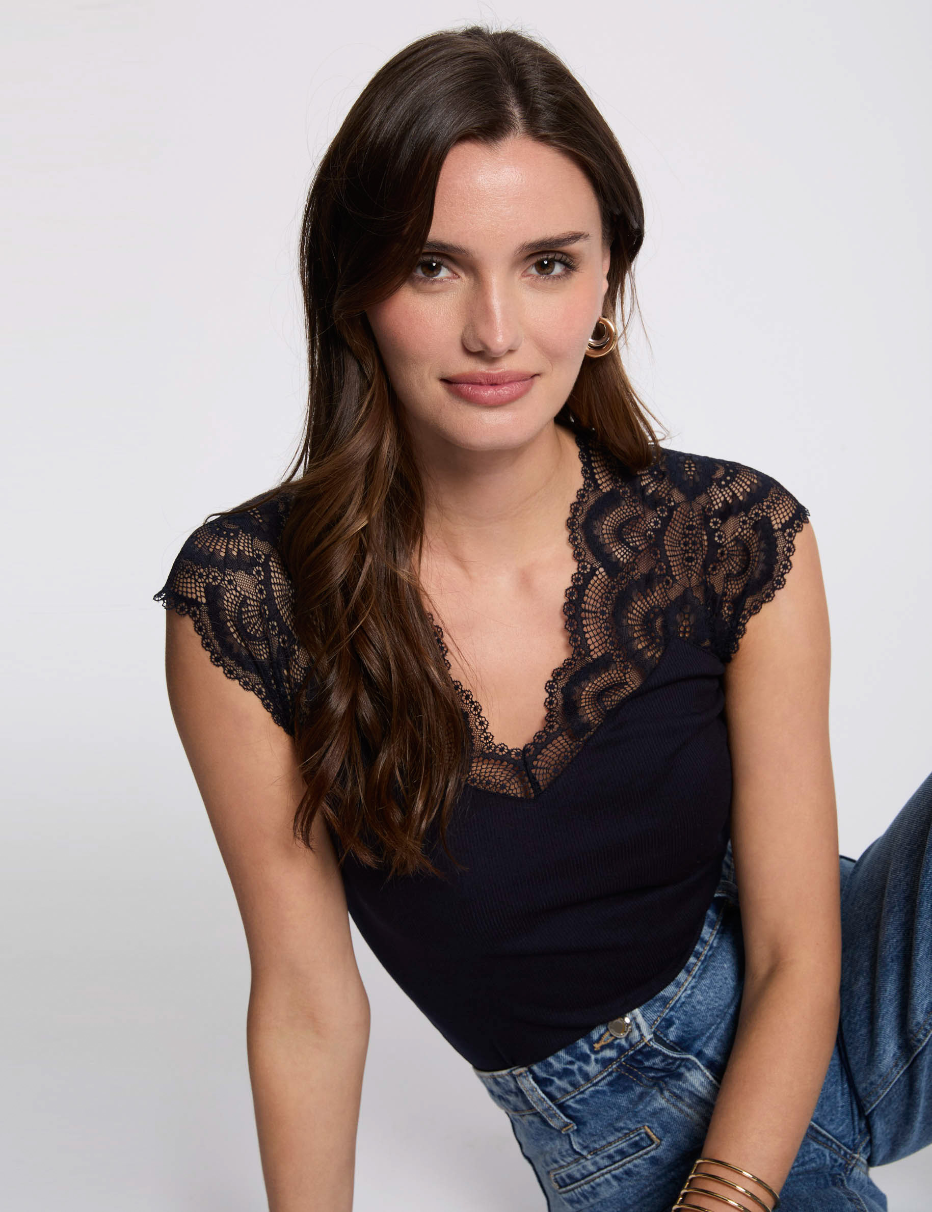 T-shirt dentelle col v bleu marine femme