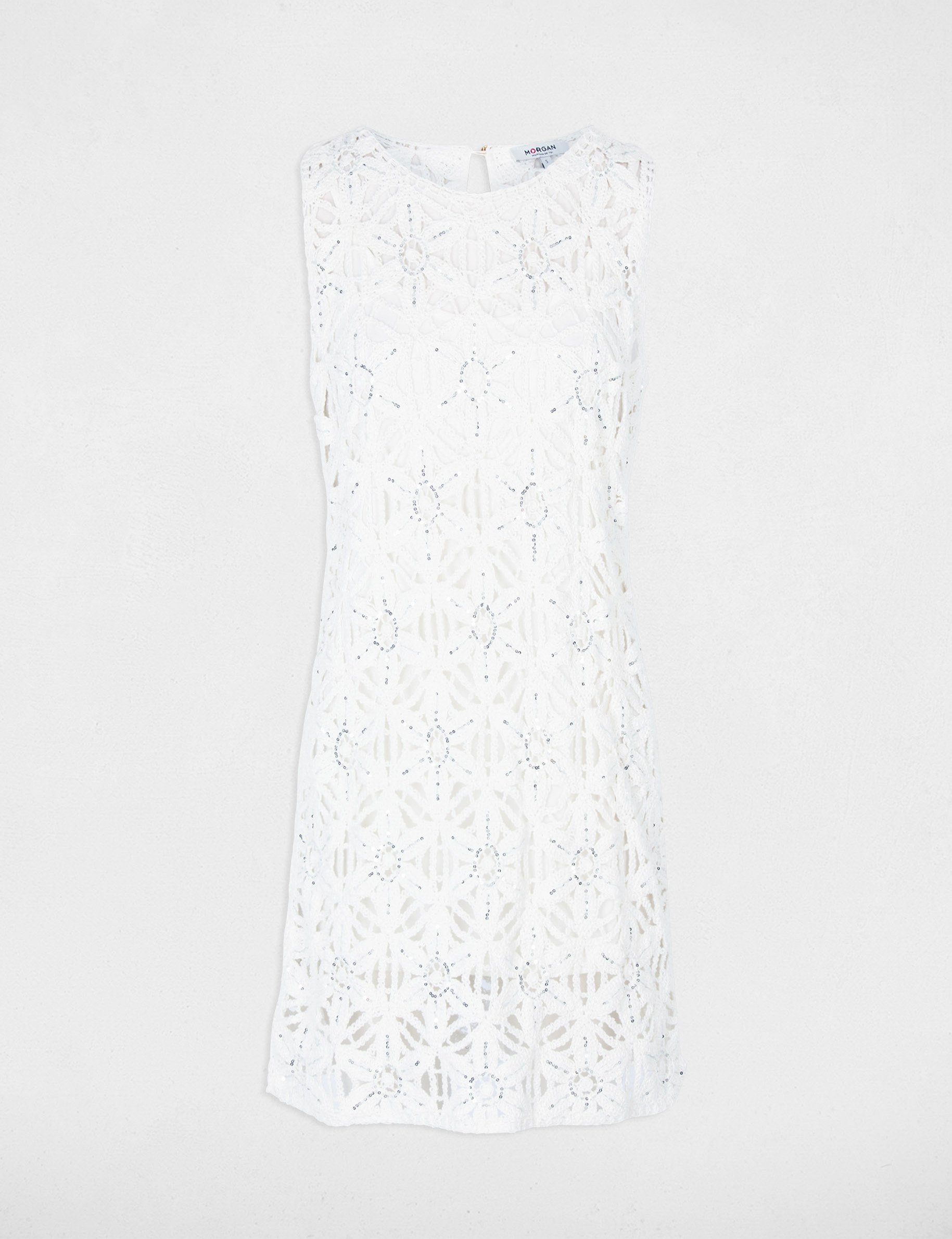 Getailleerde gebreide jurk helder wit vrouw