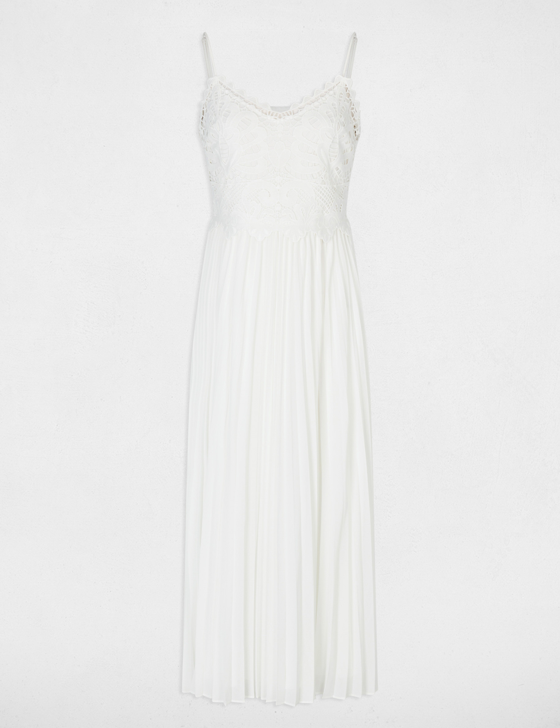 Lange jurk kant helder wit vrouw