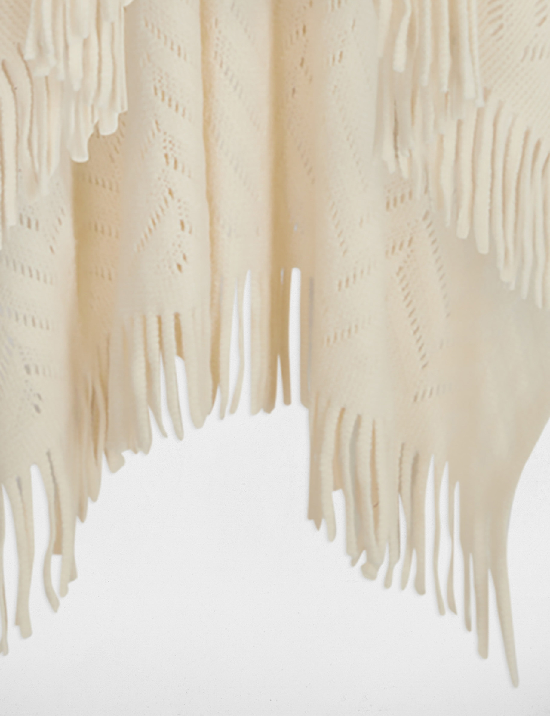 gebreide cape met franjes ivoor vrouw Gebreide cape met franjes ivoor vrouw
