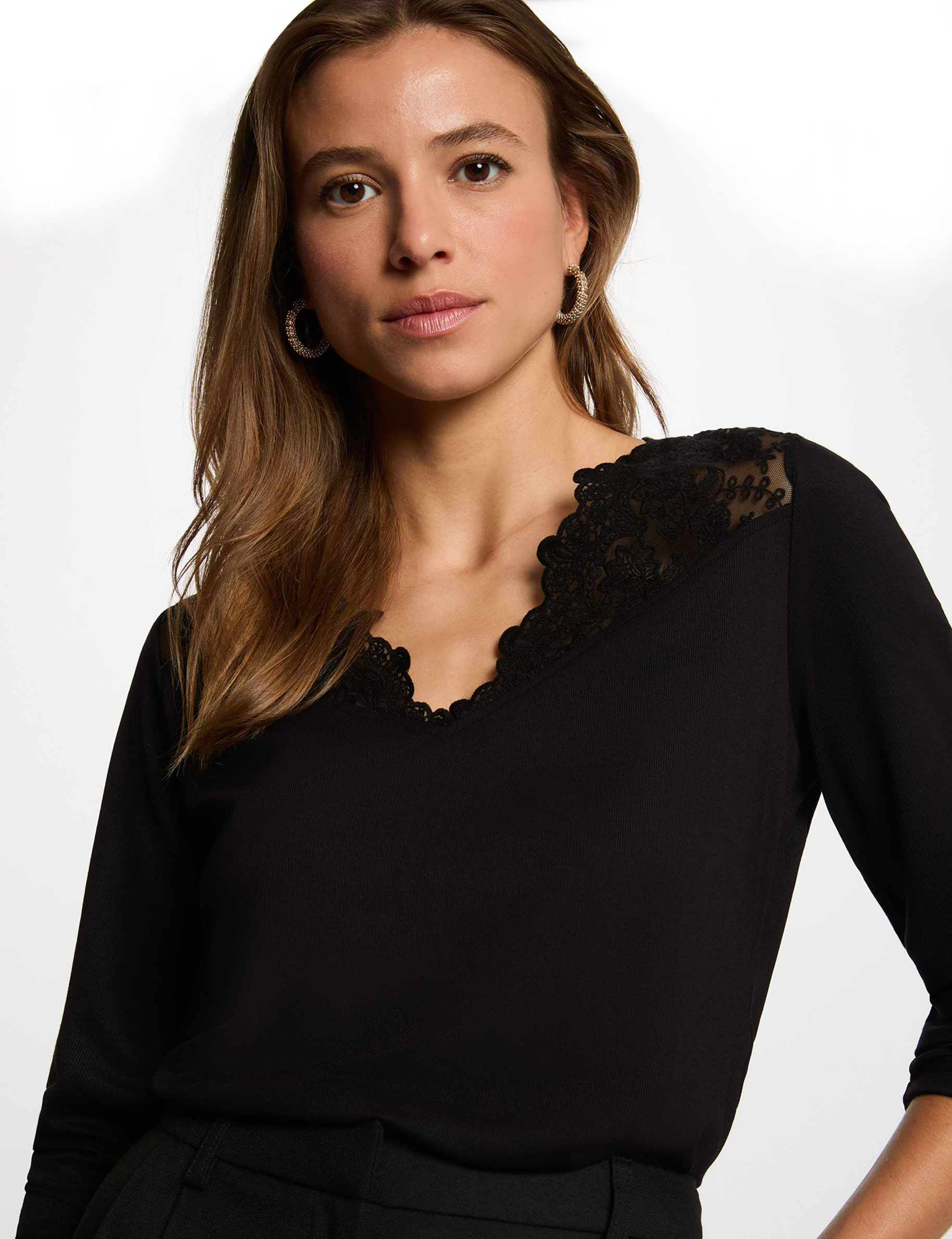 T-shirt met V-hals en kant zwart vrouw