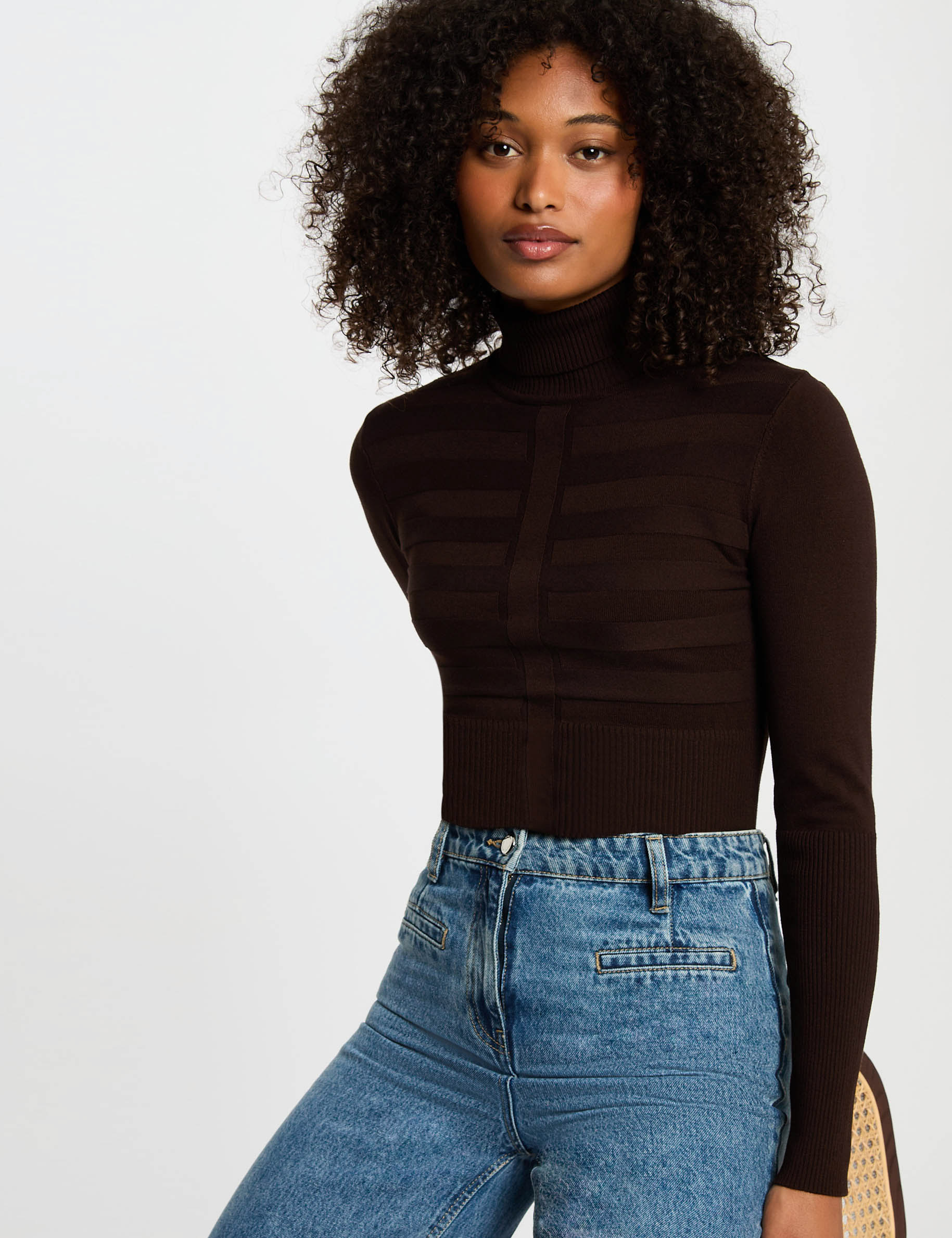 Pull col roul&eacute; cintr&eacute; marron fonc&eacute; femme
