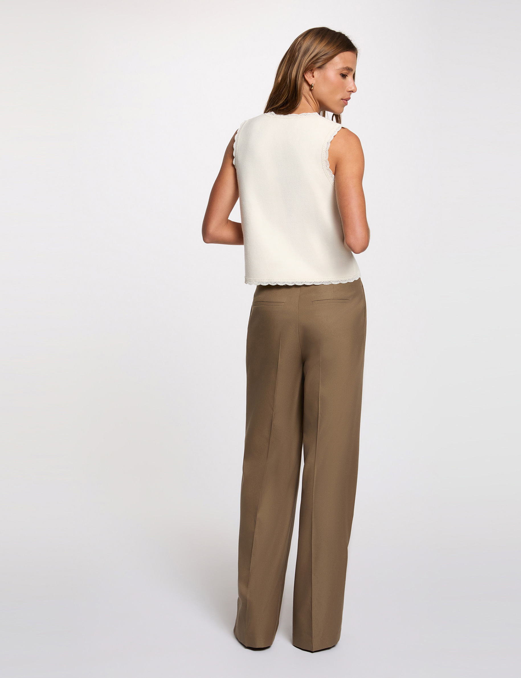 Getailleerd vest met ronde hals ivoor vrouw