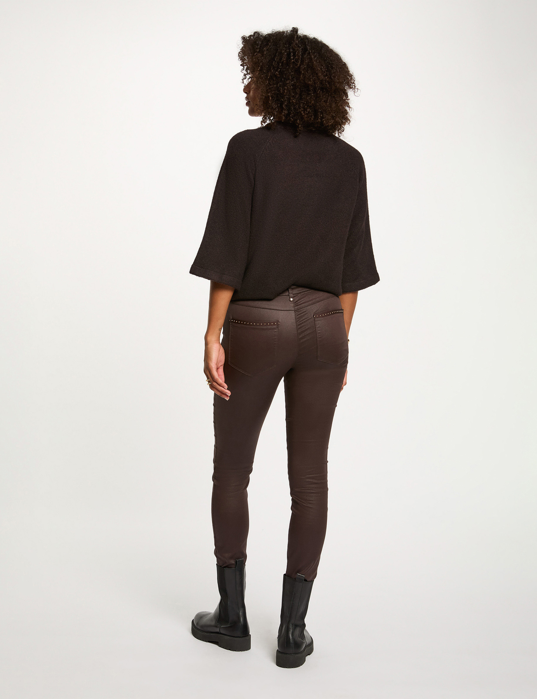 Pantalon slim enduit marron foncé femme