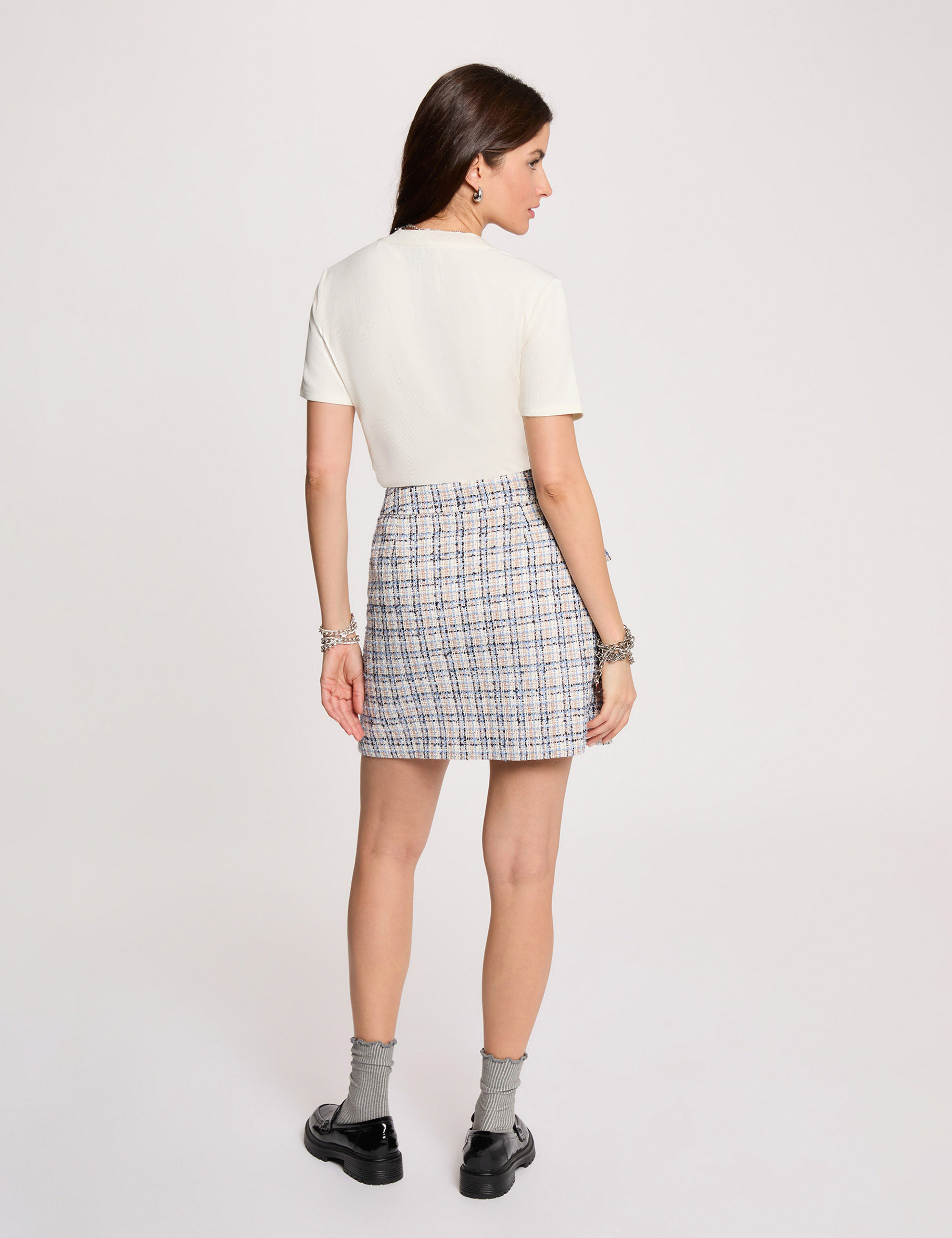 Korte zwierige rok meerkleurig vrouw