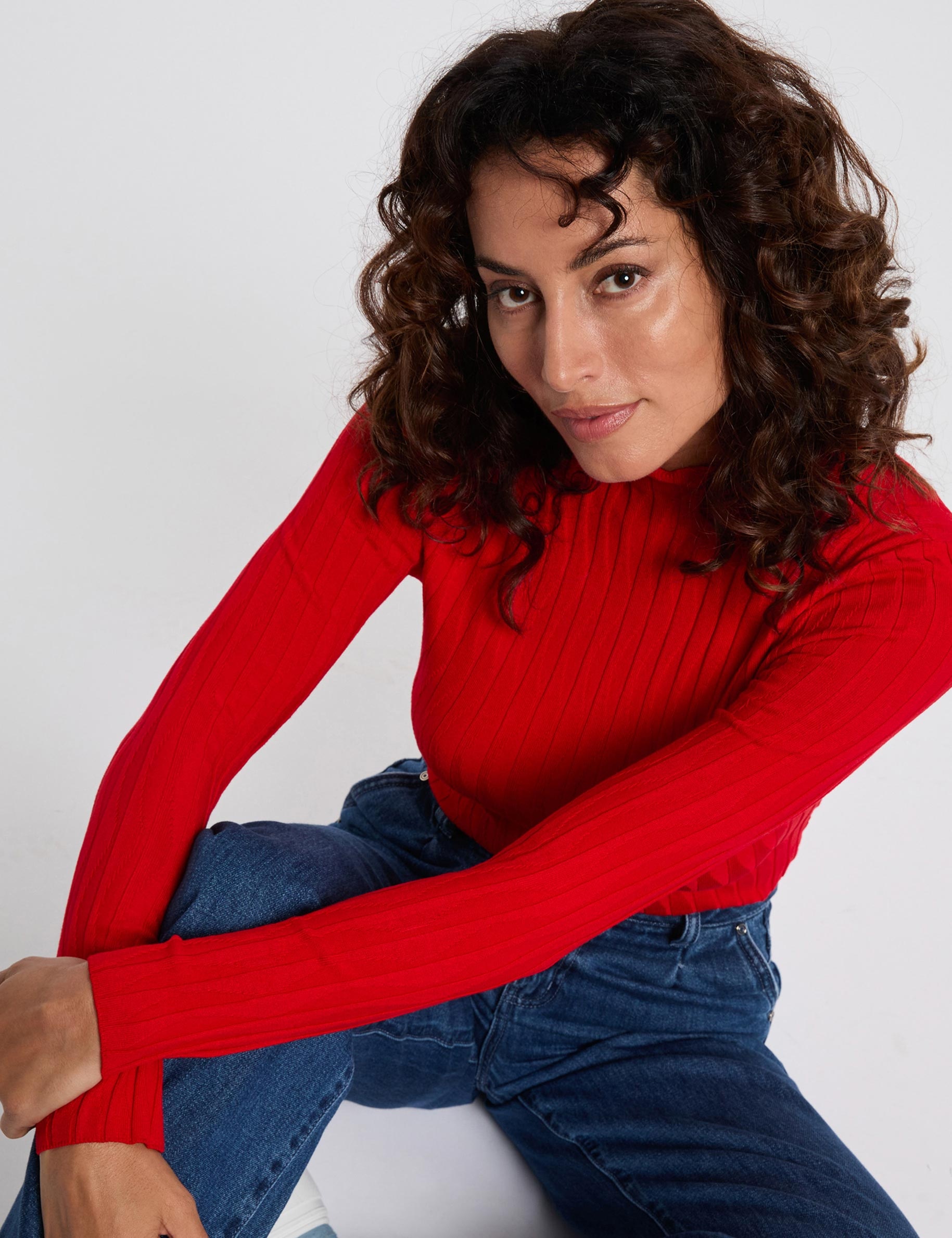 Pull cintr&eacute; col montant rouge femme