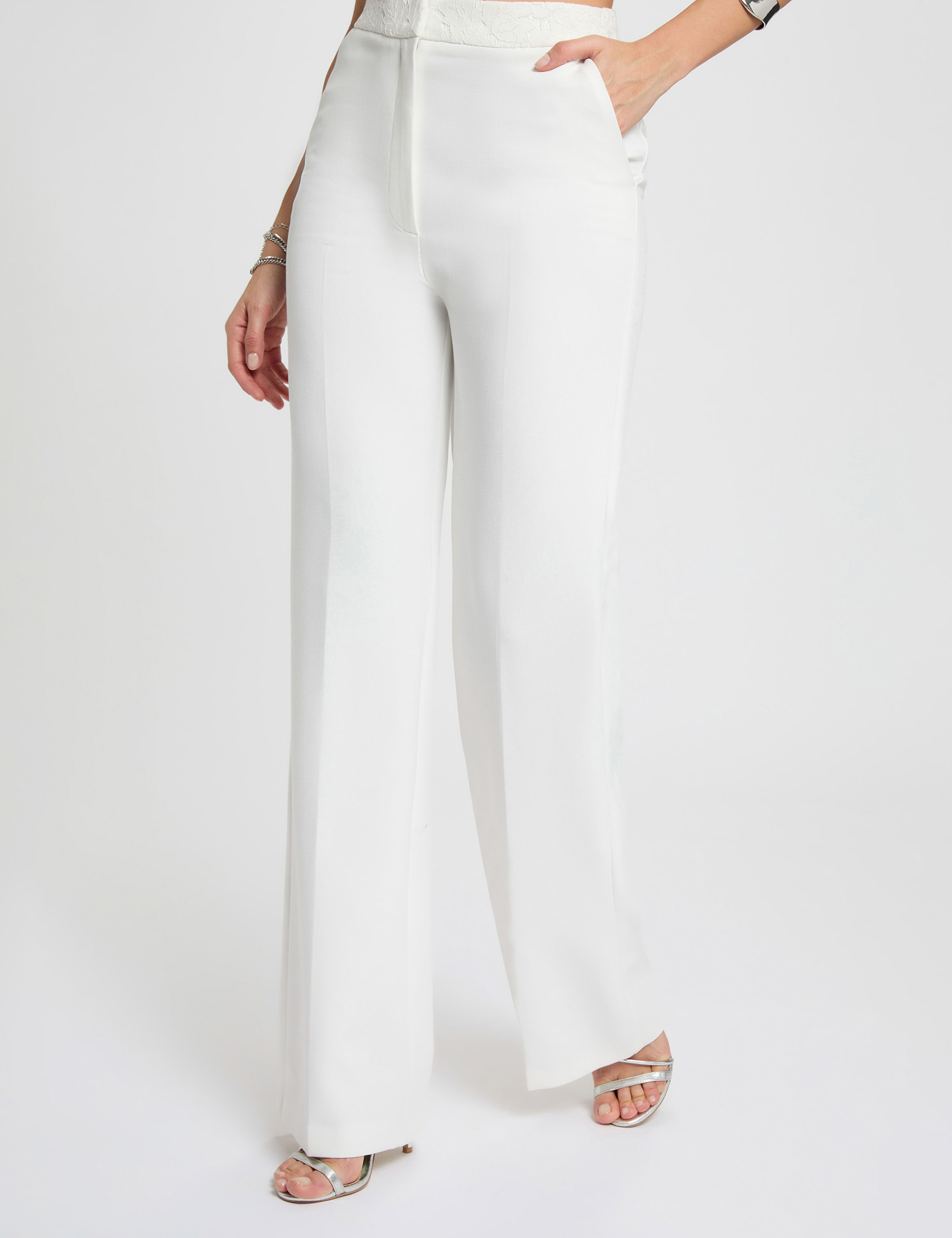 Hoge taille brede broek helder wit vrouw