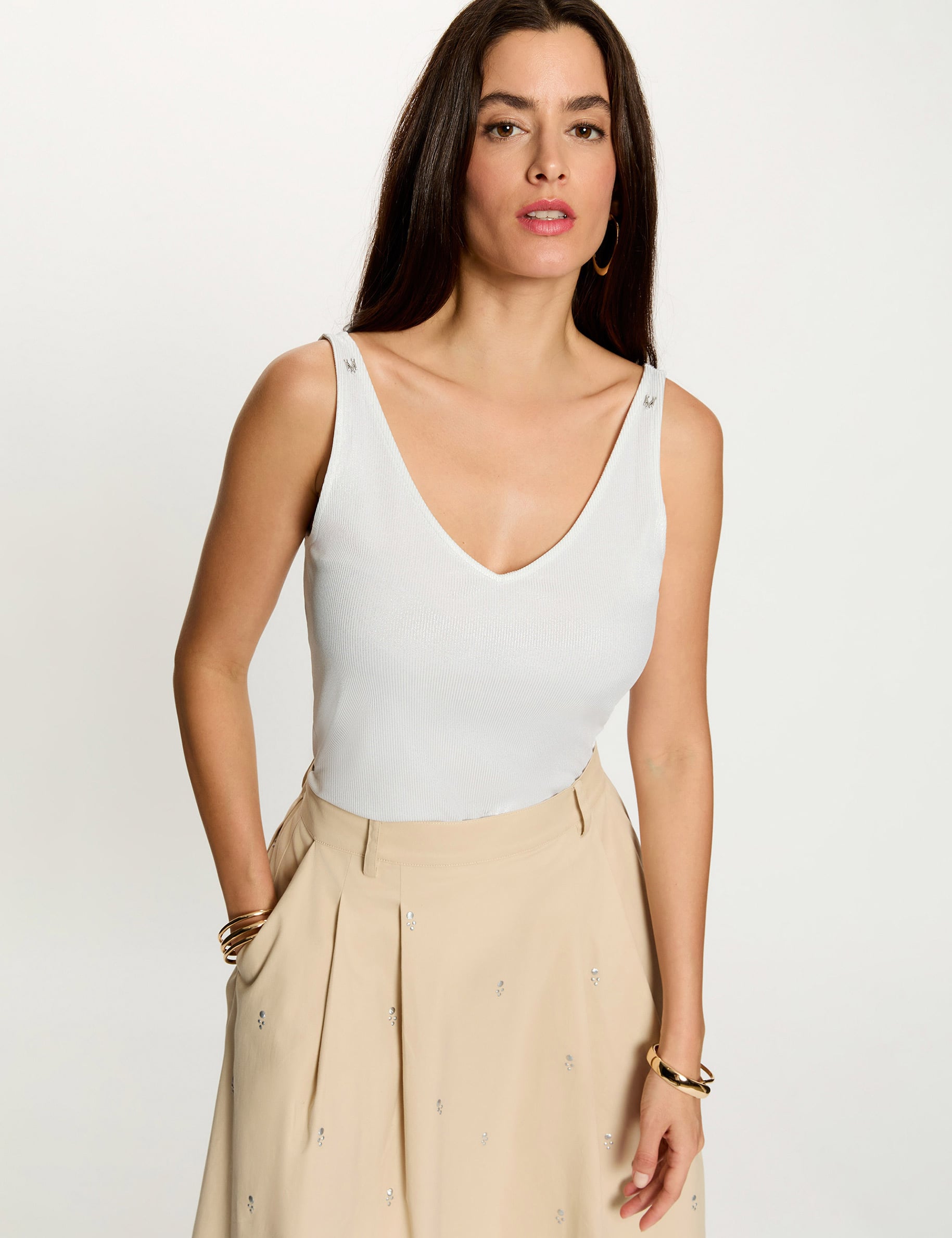 Glanzende V-hals tanktop helder wit vrouw