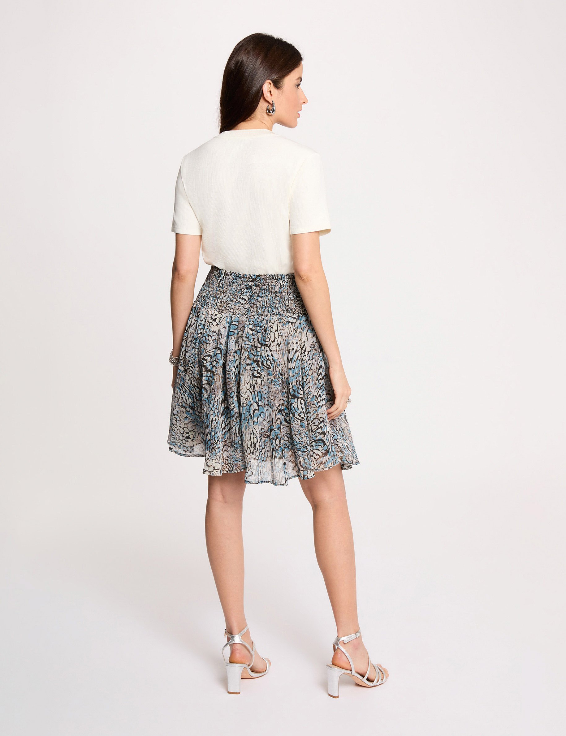 Korte zwierige rok meerkleurig vrouw