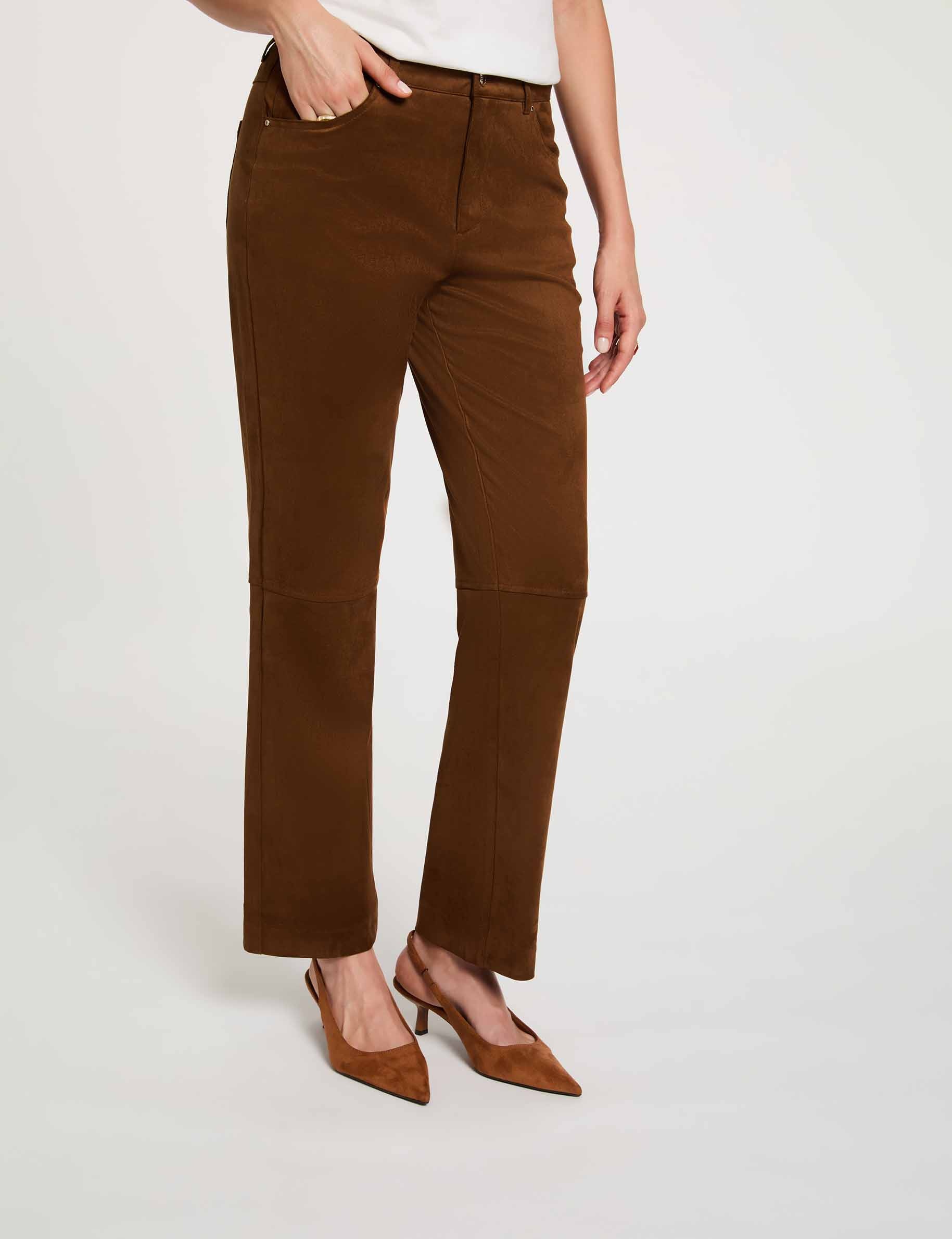 Rechte broek van su&egrave;dine chocolade bruin vrouw