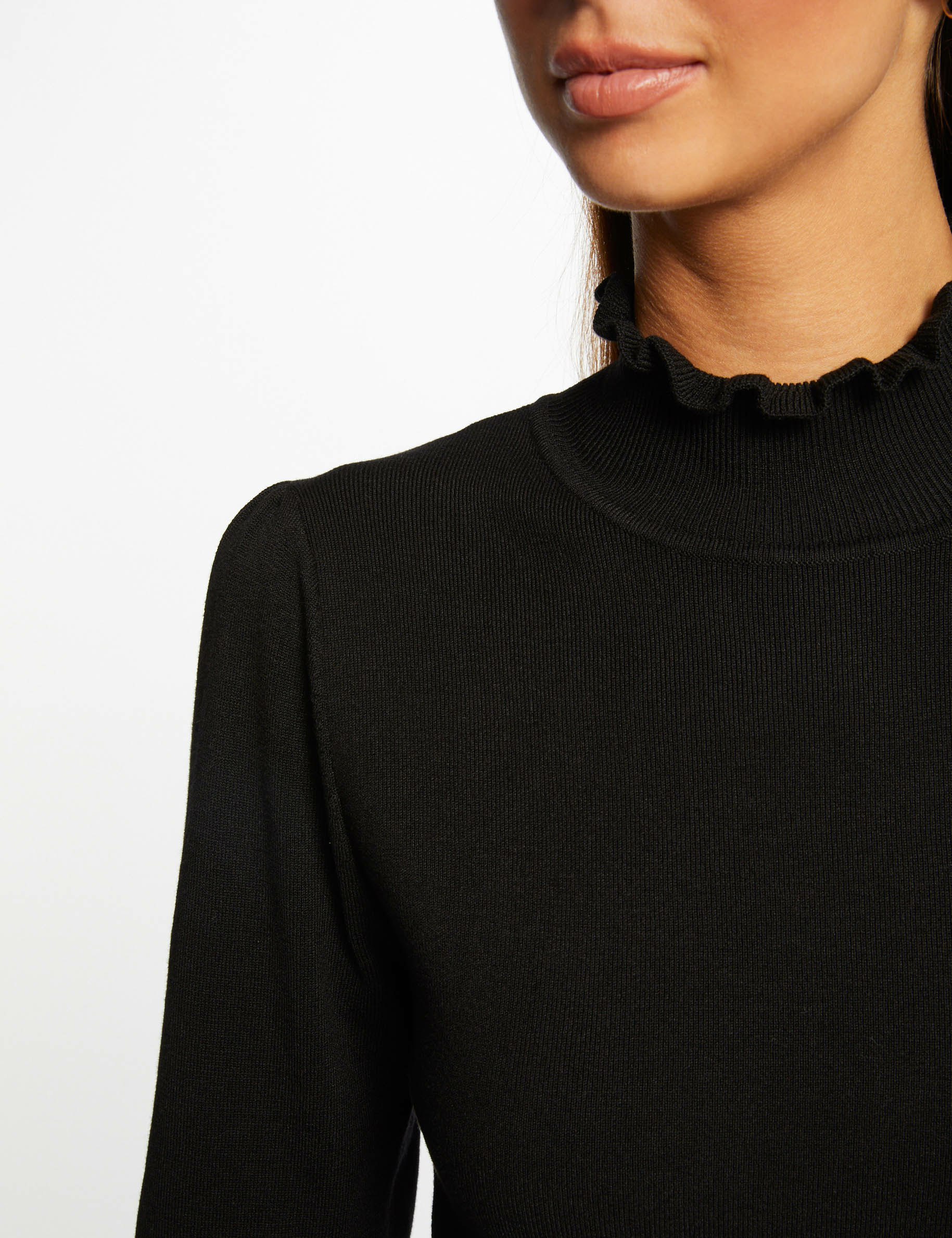 getailleerde sweaterjurk met hoge kraag zwart vrouw Getailleerde sweaterjurk met hoge kraag zwart vrouw