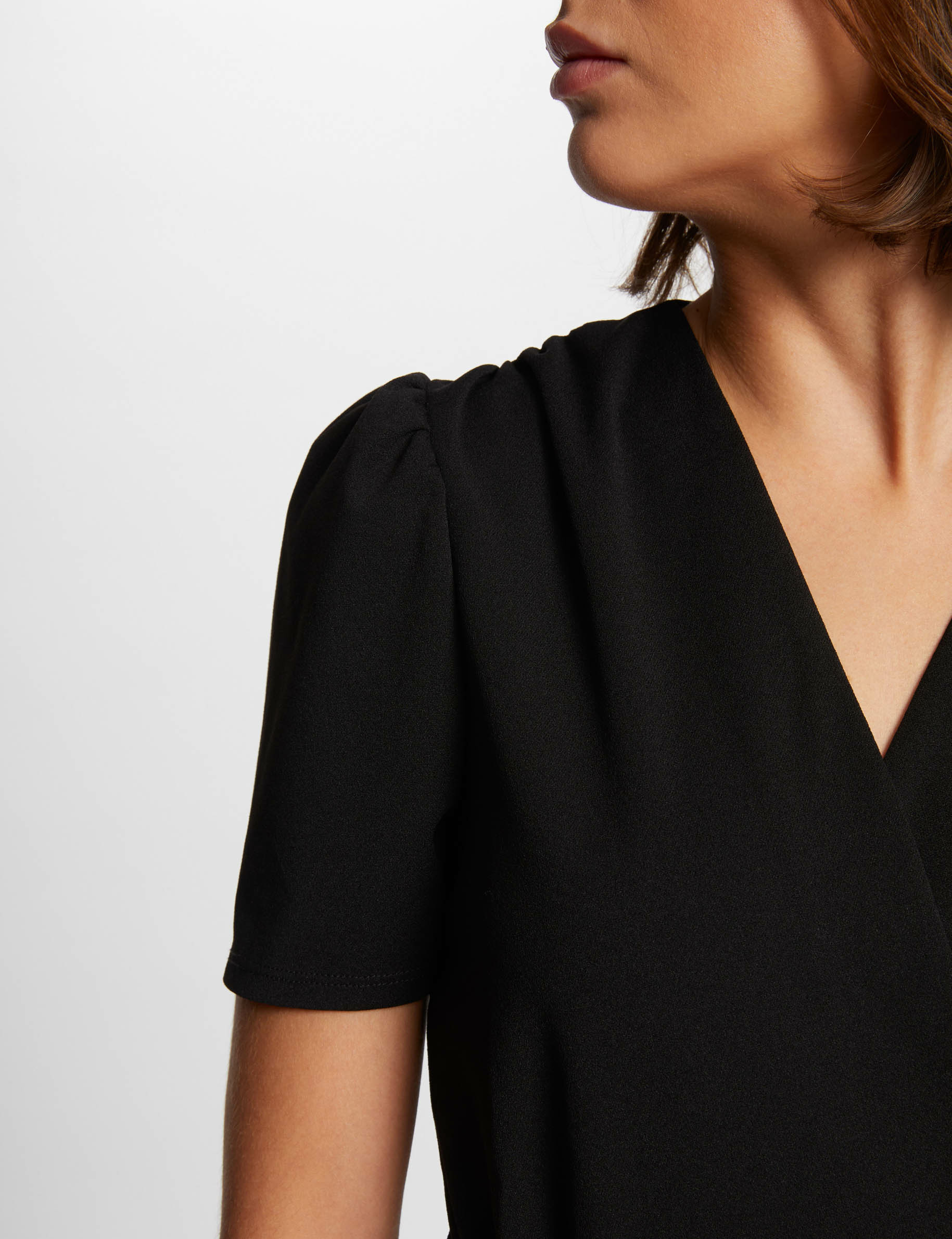 Robe courte cintr&eacute;e drap&eacute;e noir femme