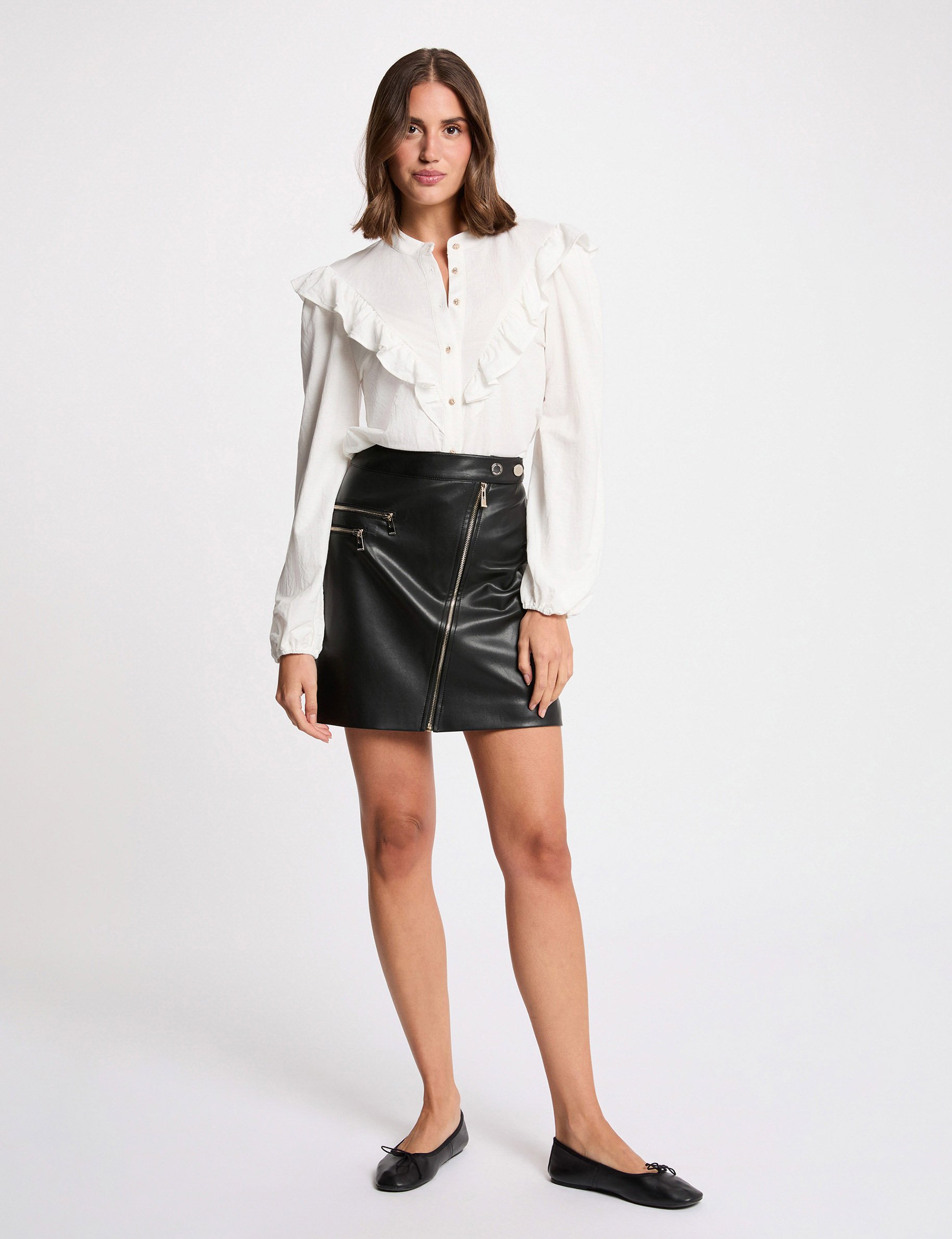 Nauwsluitende korte rok zwart vrouw