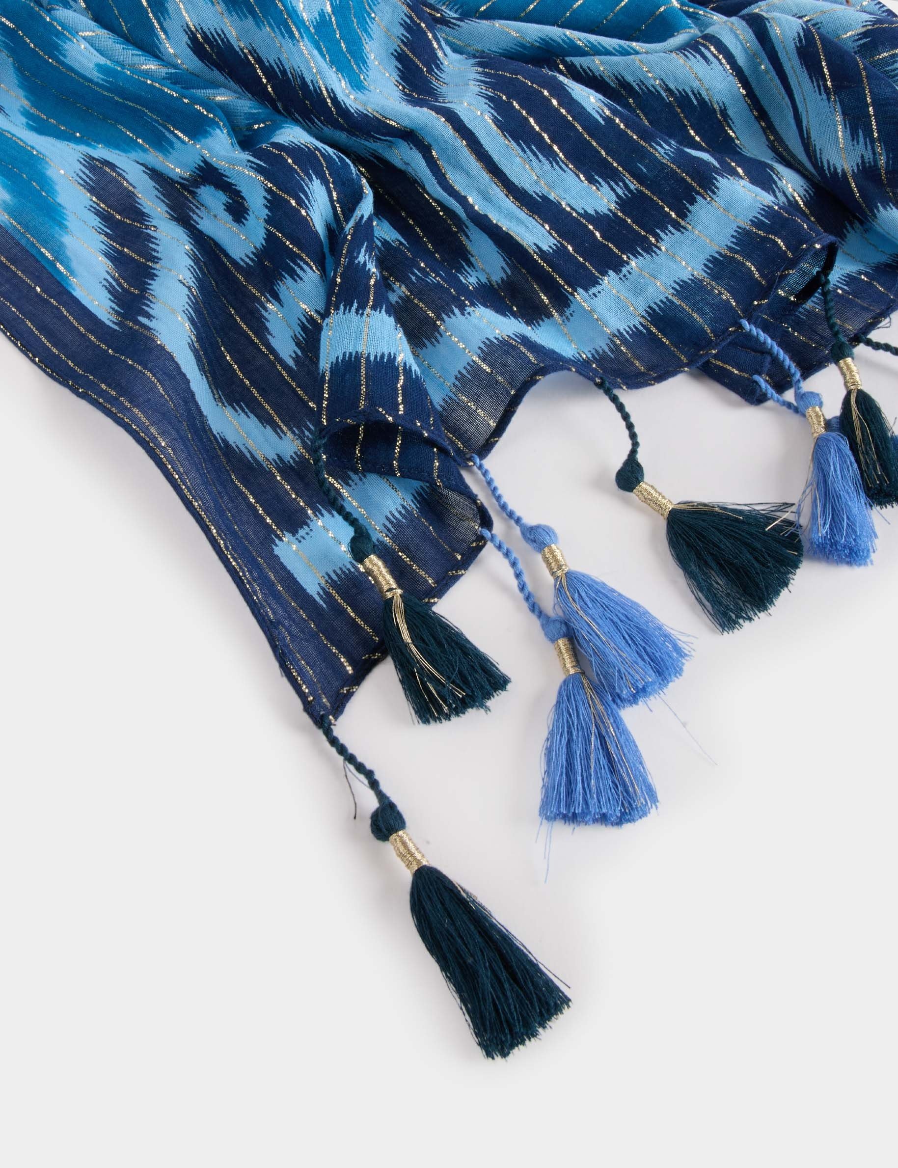 foulard imprime a pompons bleu femme Foulard imprimé à pompons bleu femme