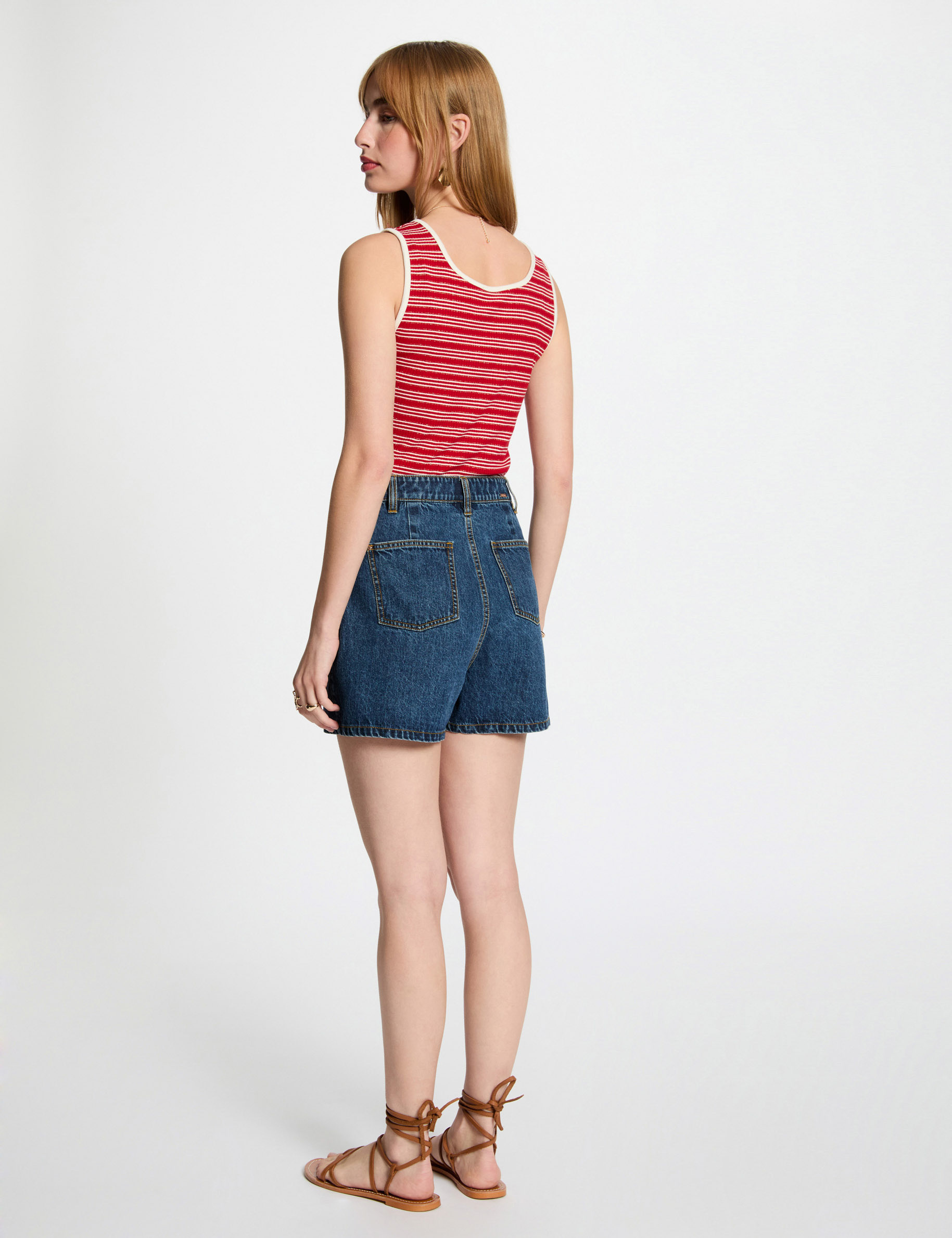 gestreepte mouwloze tanktop helder wit vrouw Gestreepte mouwloze tanktop helder wit vrouw