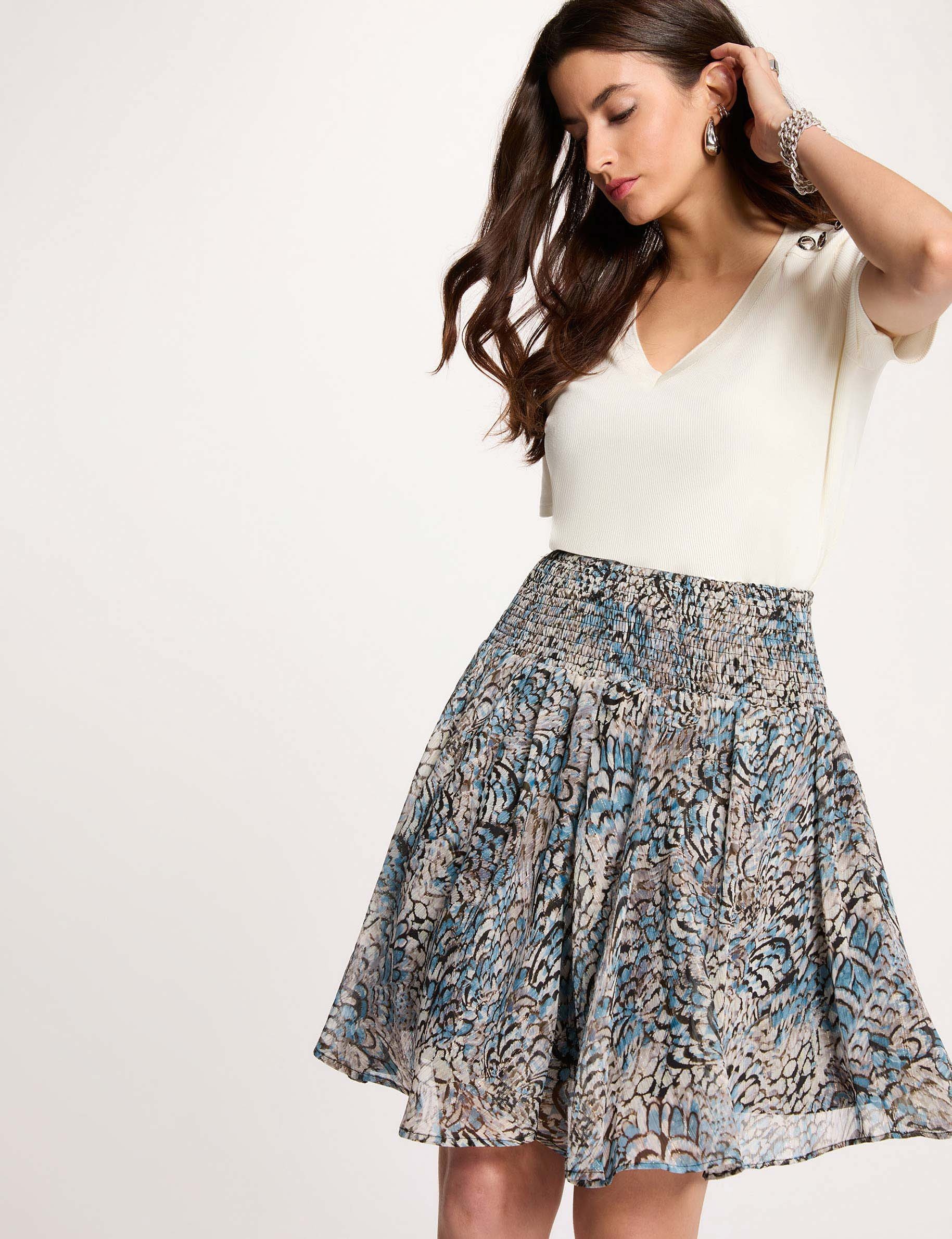 Korte zwierige rok meerkleurig vrouw