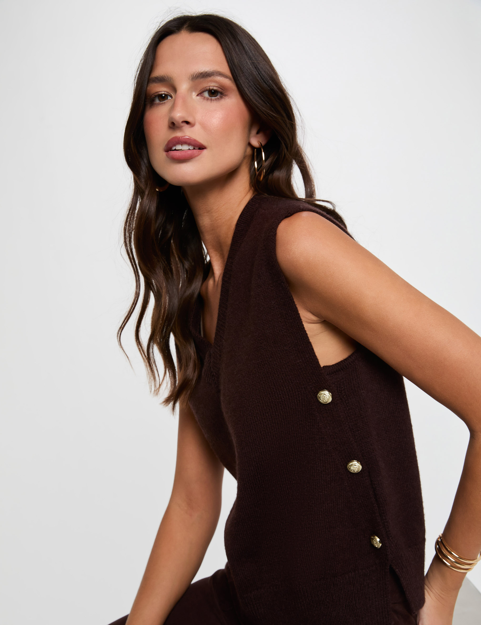 Pull sans manches col v marron fonc&eacute; femme