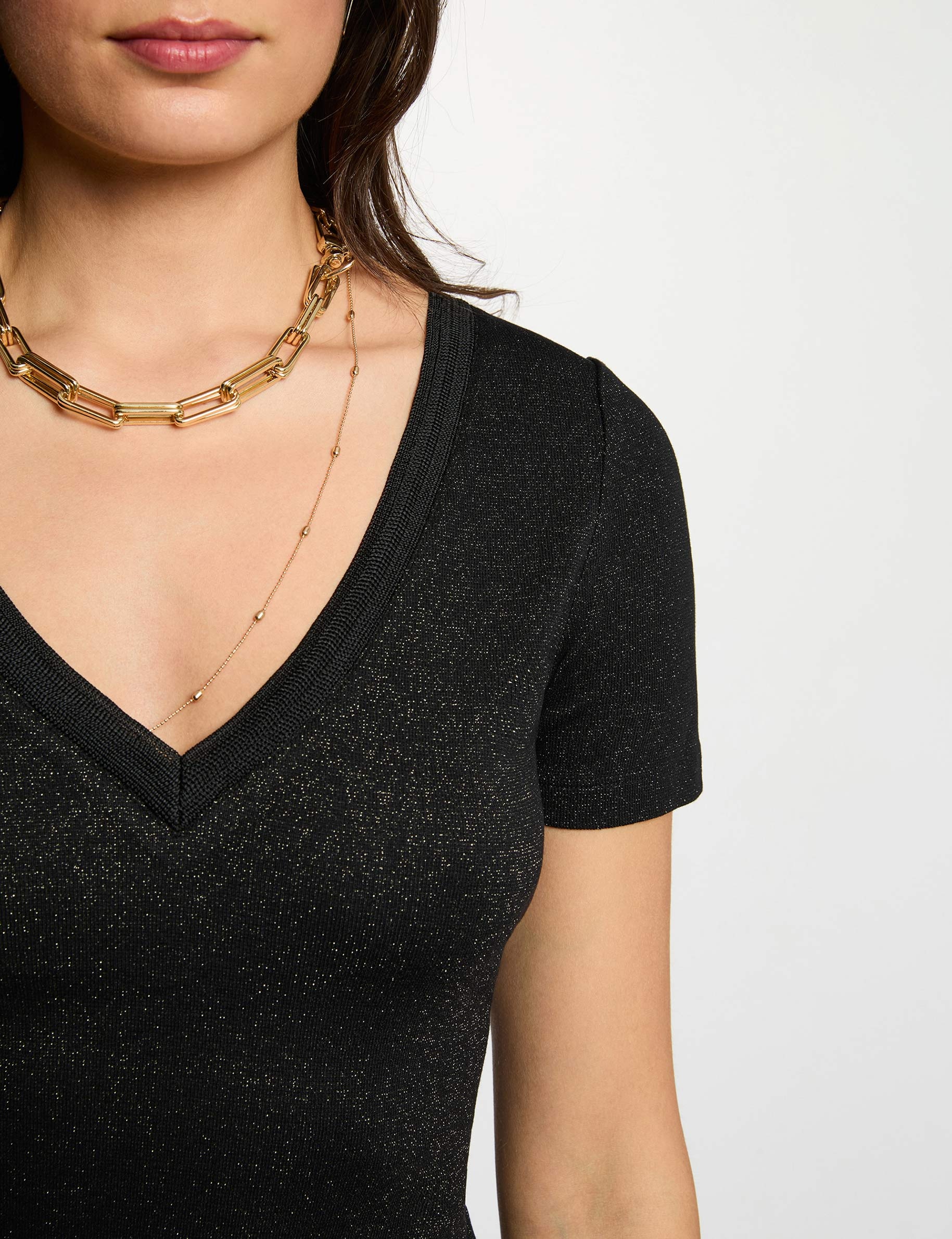 T-shirt cintr&eacute; col v noir femme