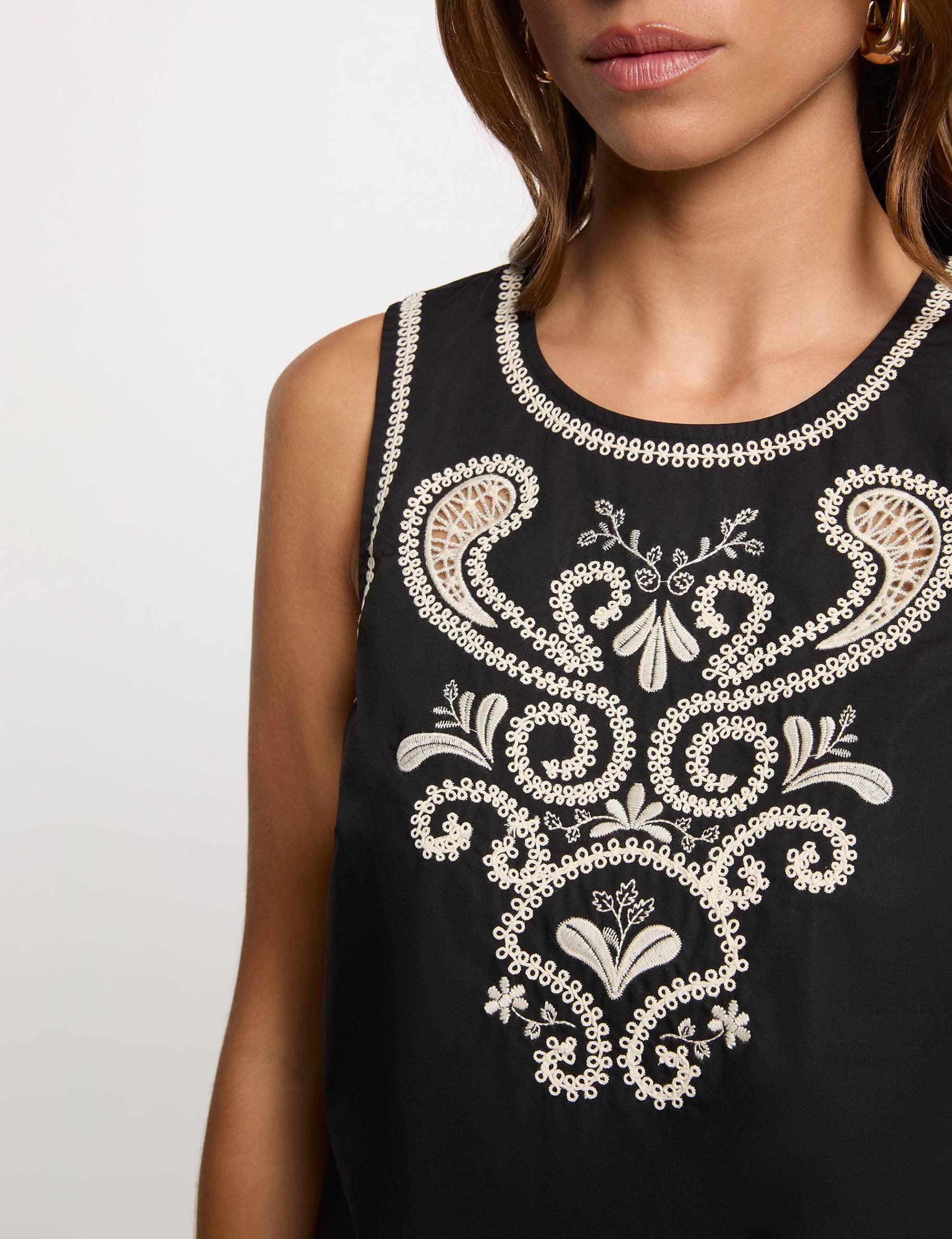 Top brod&eacute; sans manches noir femme