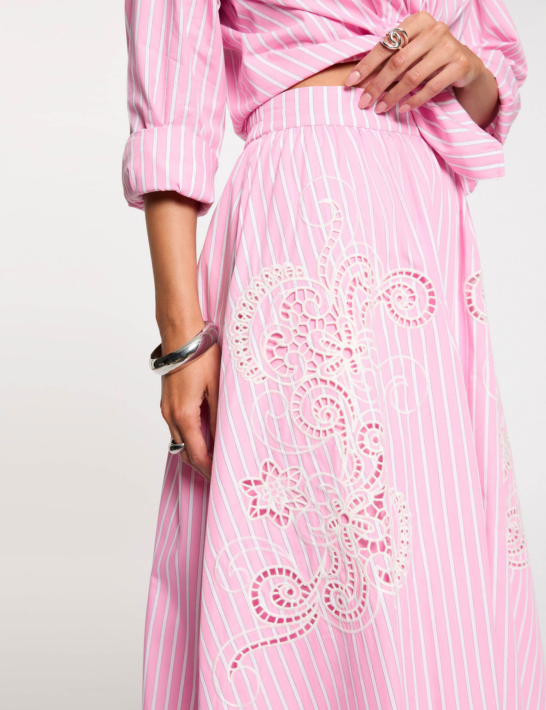 Lange, uitlopende rok roze vrouw