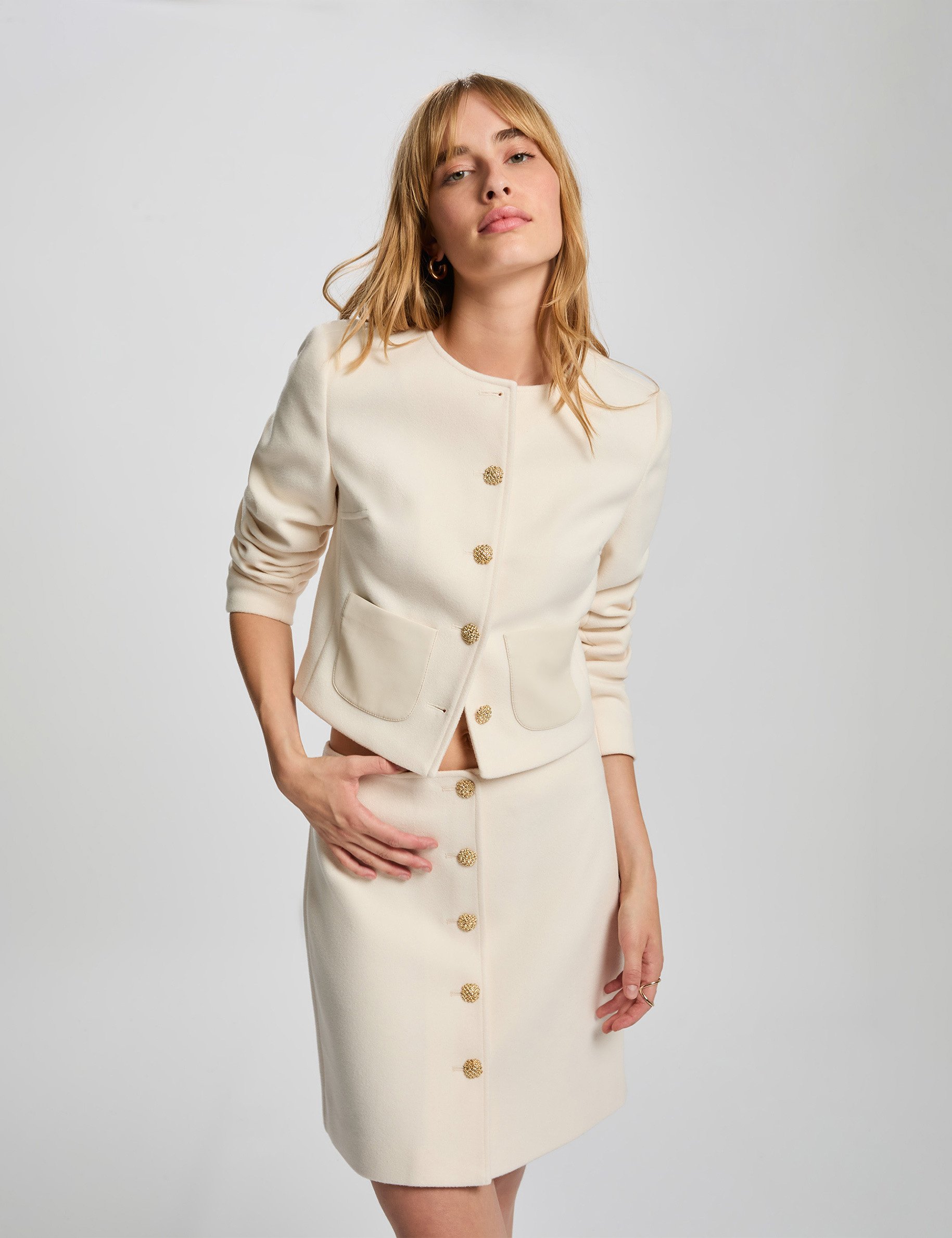 Nauwsluitende korte rok ivoor vrouw