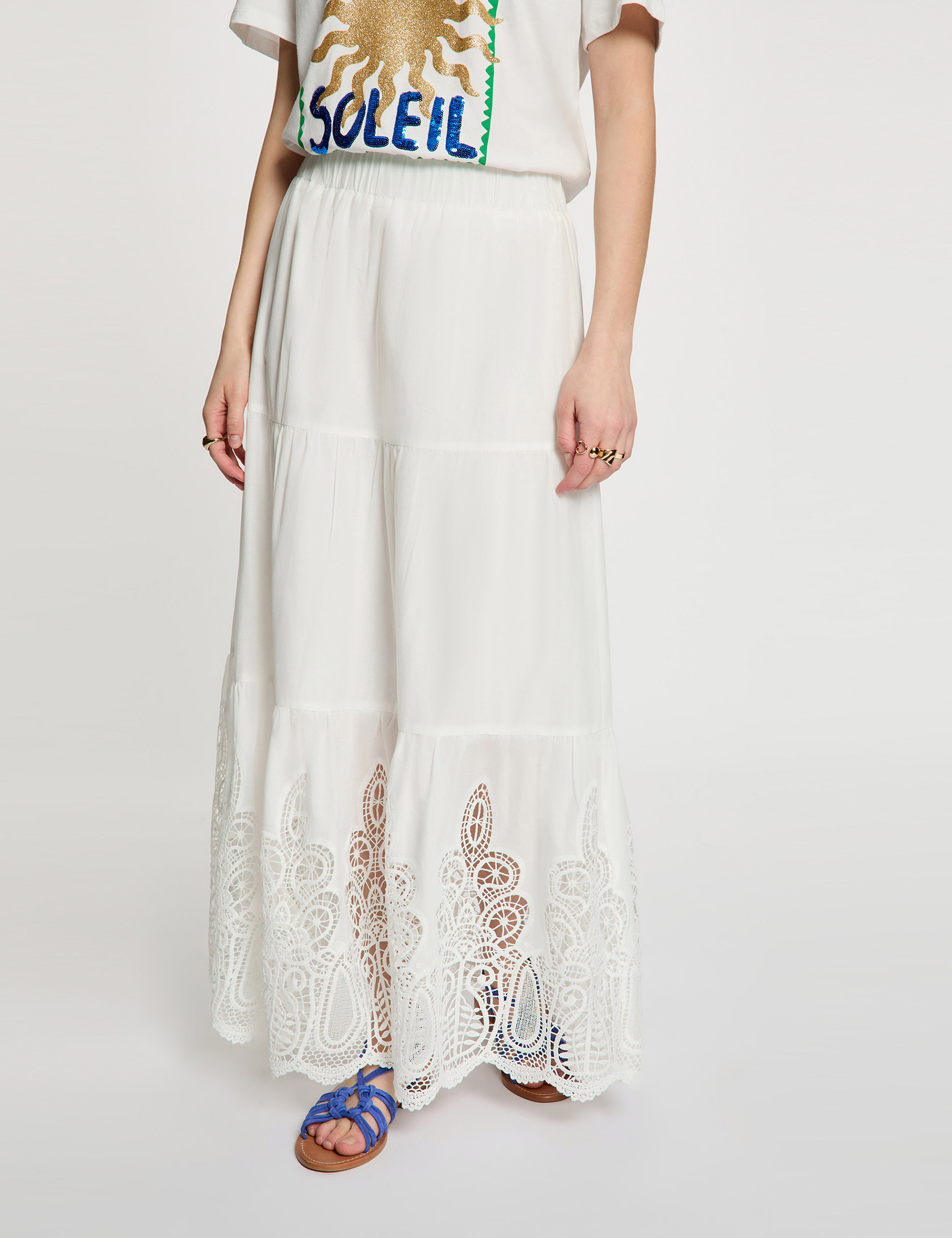 Lange rok met kanten details helder wit vrouw