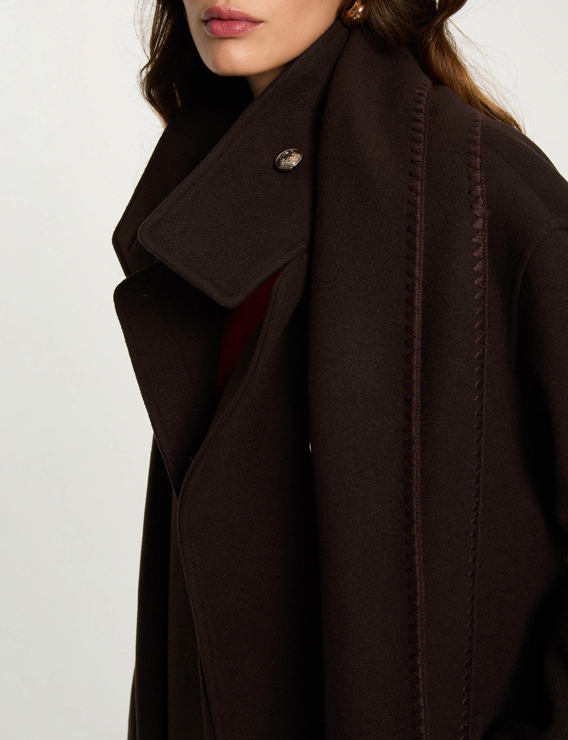 Lange jas met opstaande kraag donker bruin vrouw