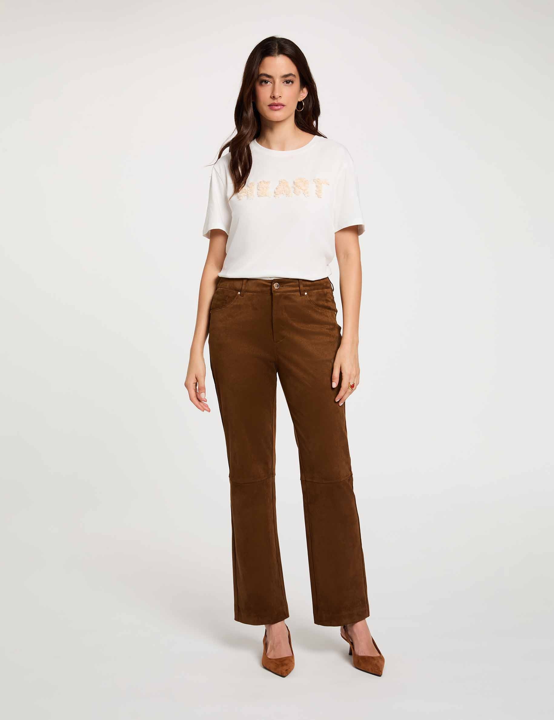Rechte broek van su&egrave;dine chocolade bruin vrouw