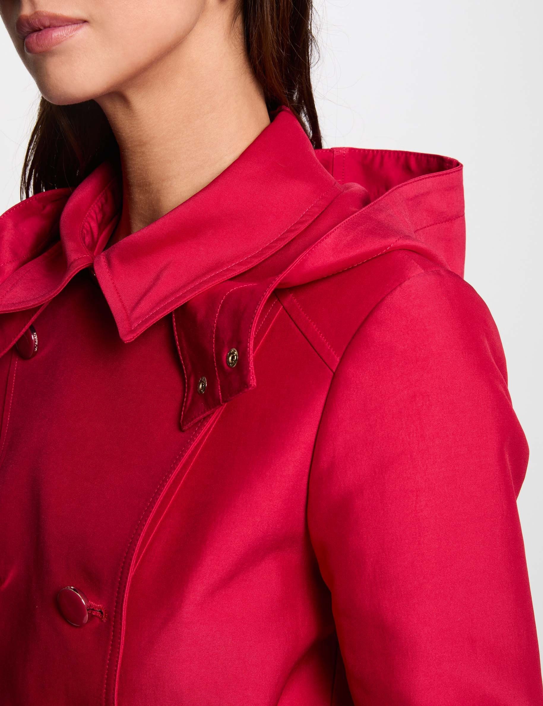 trench cintre ceinture a capuche rouge femme Trench cintré ceinturé à capuche rouge femme