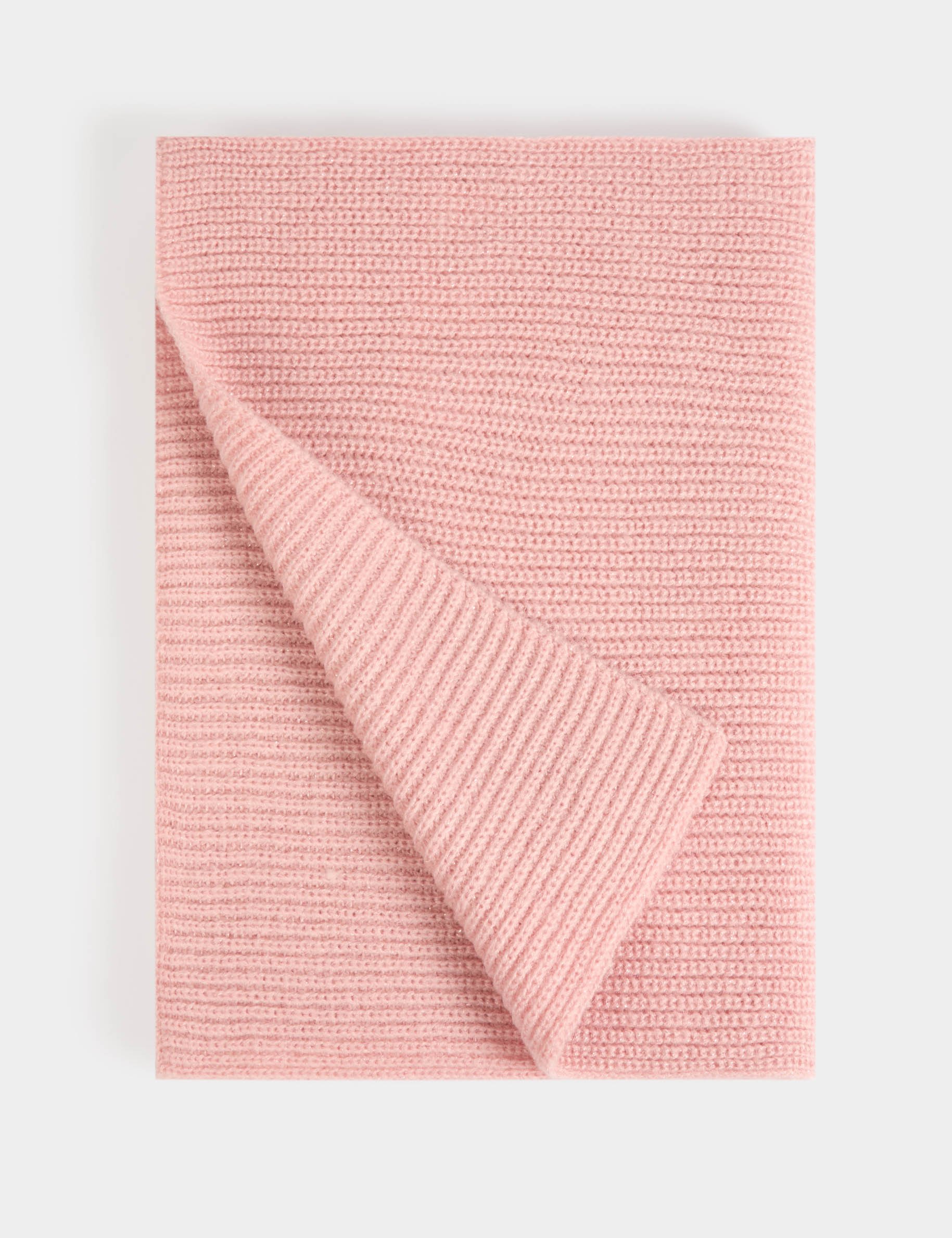 Gebreide sjaal poeder roze vrouw