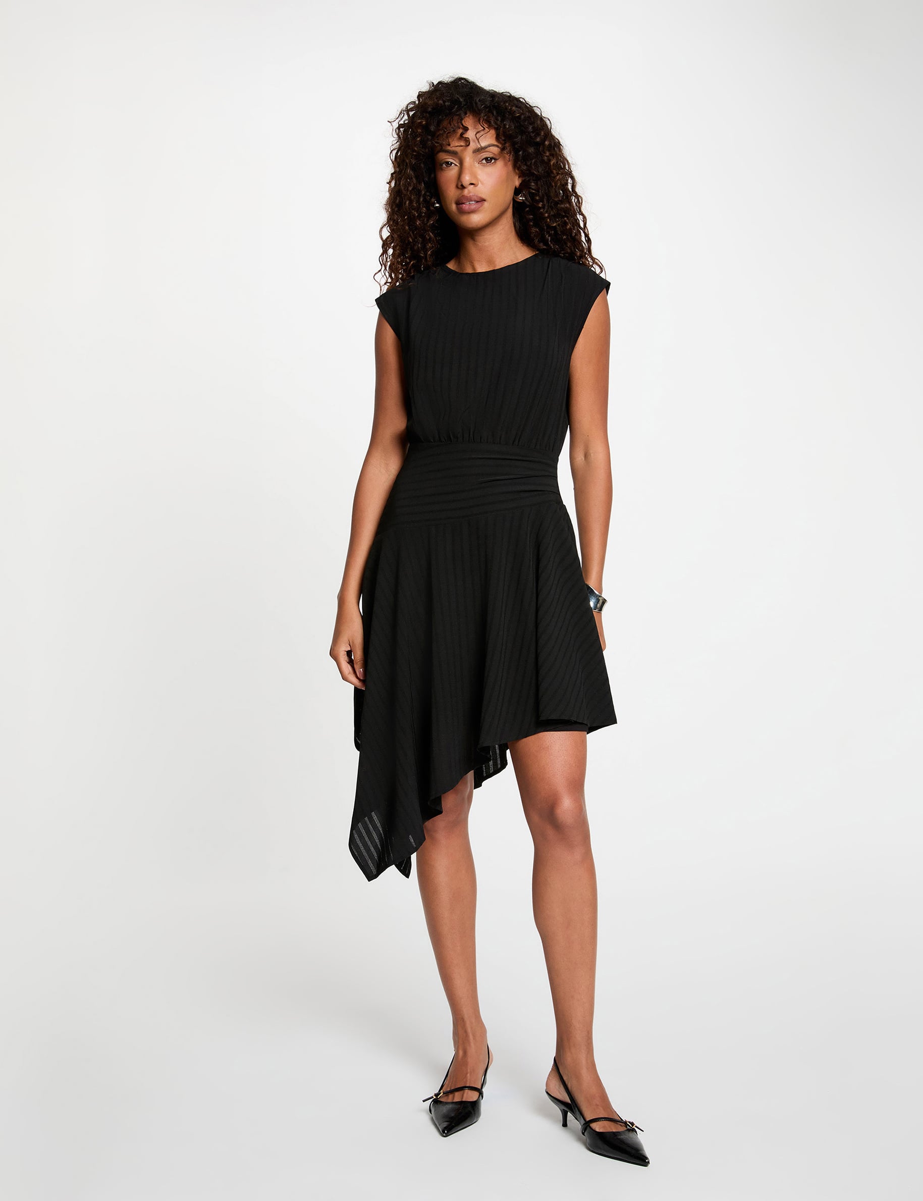 Robe asym&eacute;trique manches courtes noir femme