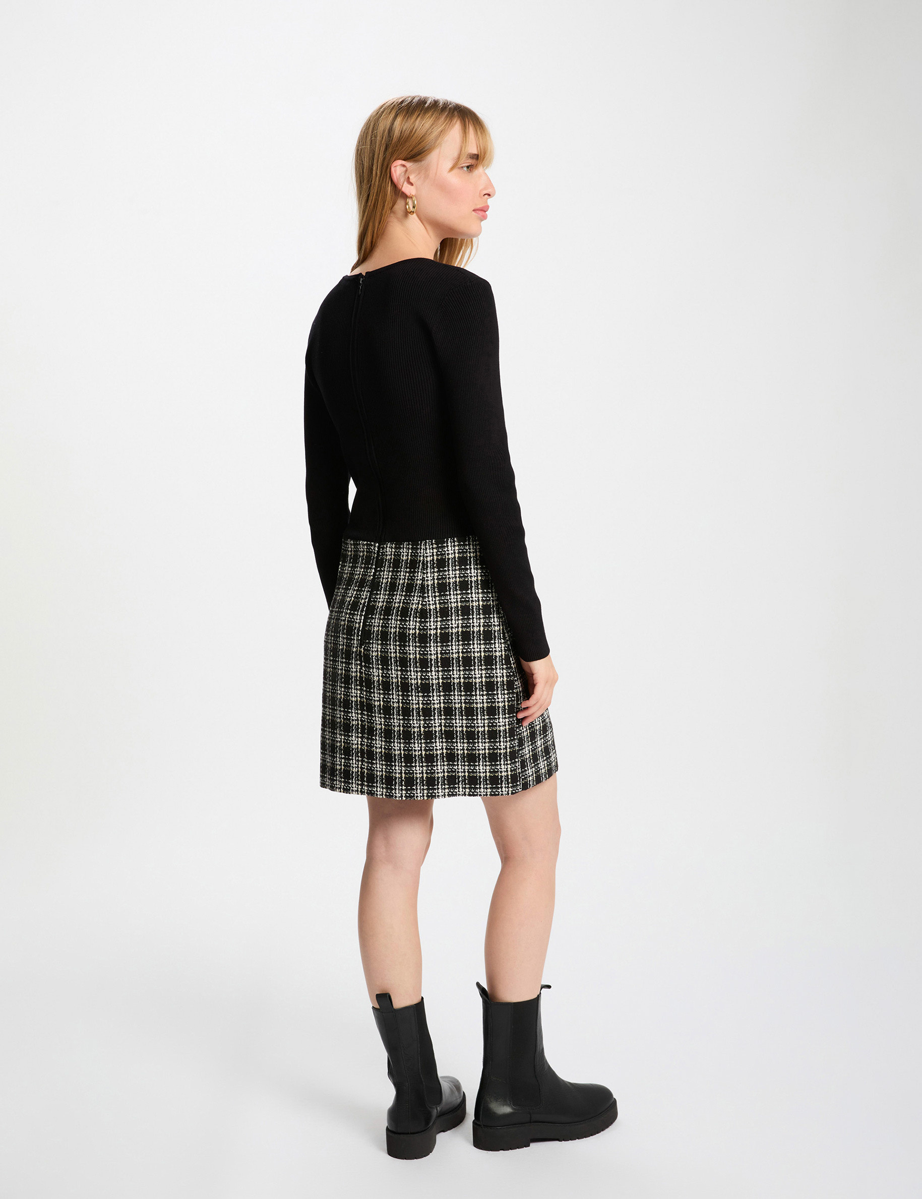 Nauwsluitende korte jurk zwart vrouw