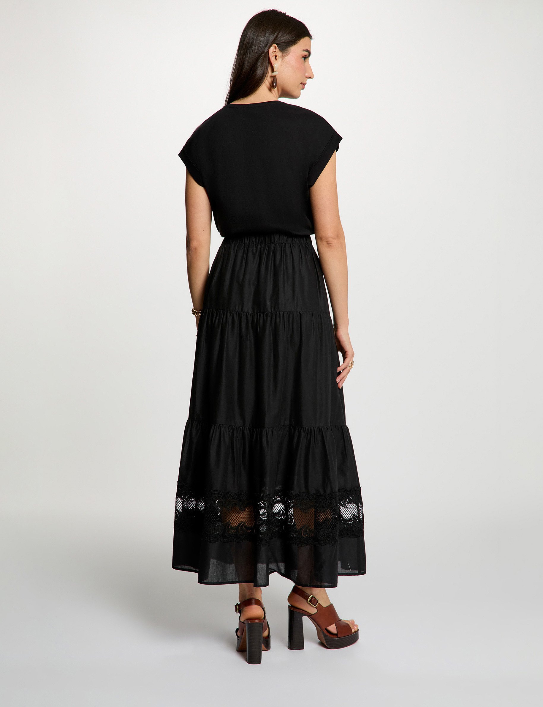 Lange rok met lagen zwart vrouw