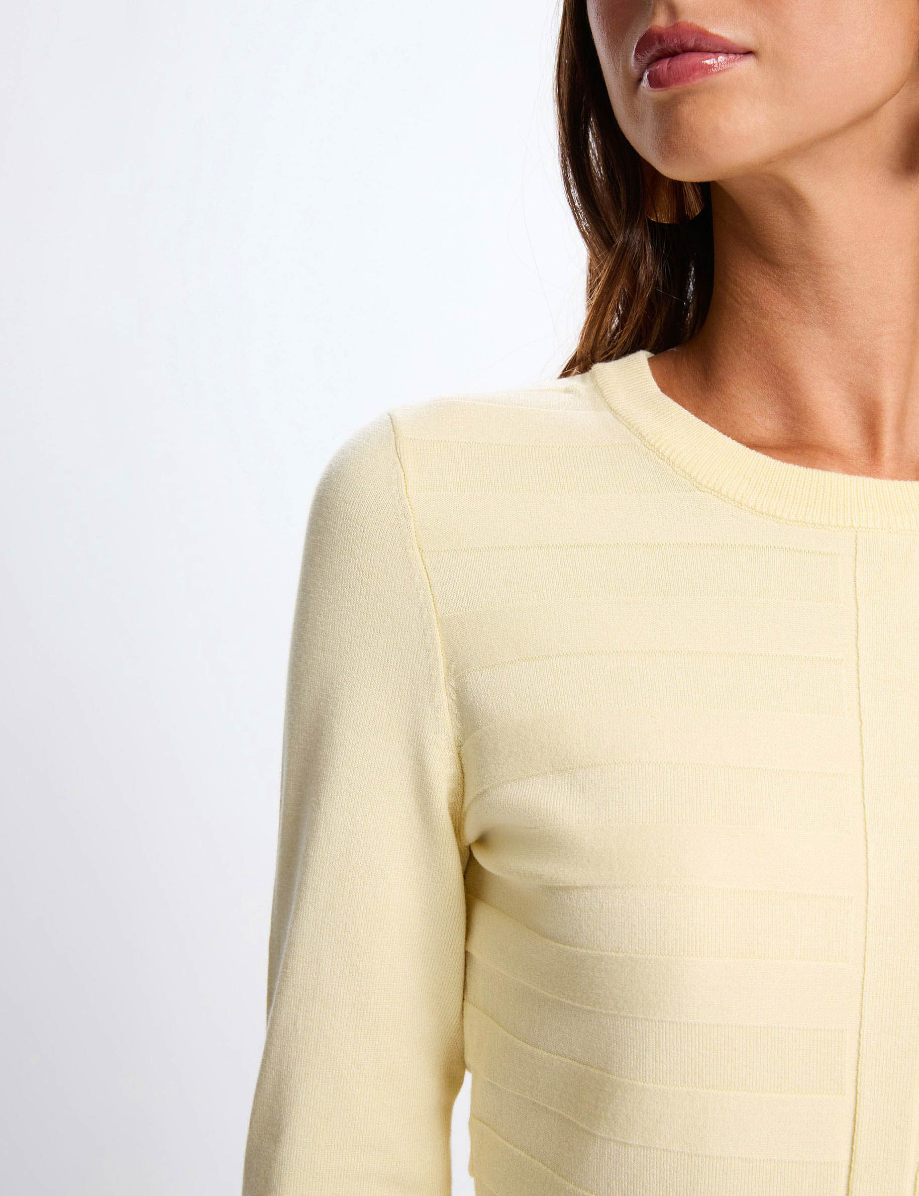 Pull ajusté col rond jaune clair femme