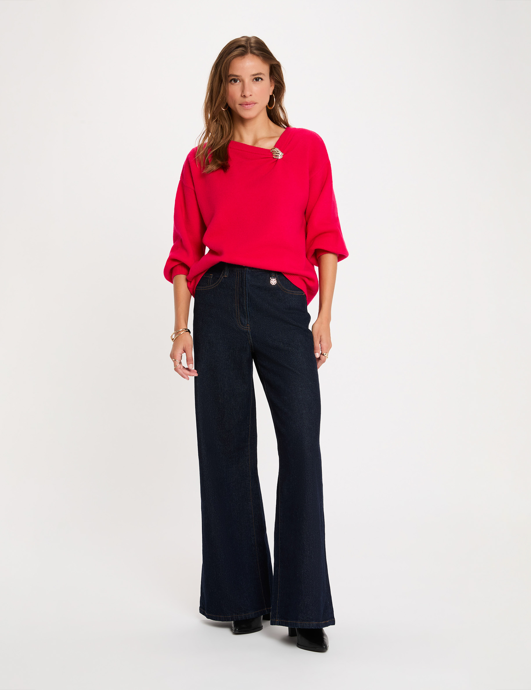 Pull asym&eacute;trique avec bijou rose vif femme