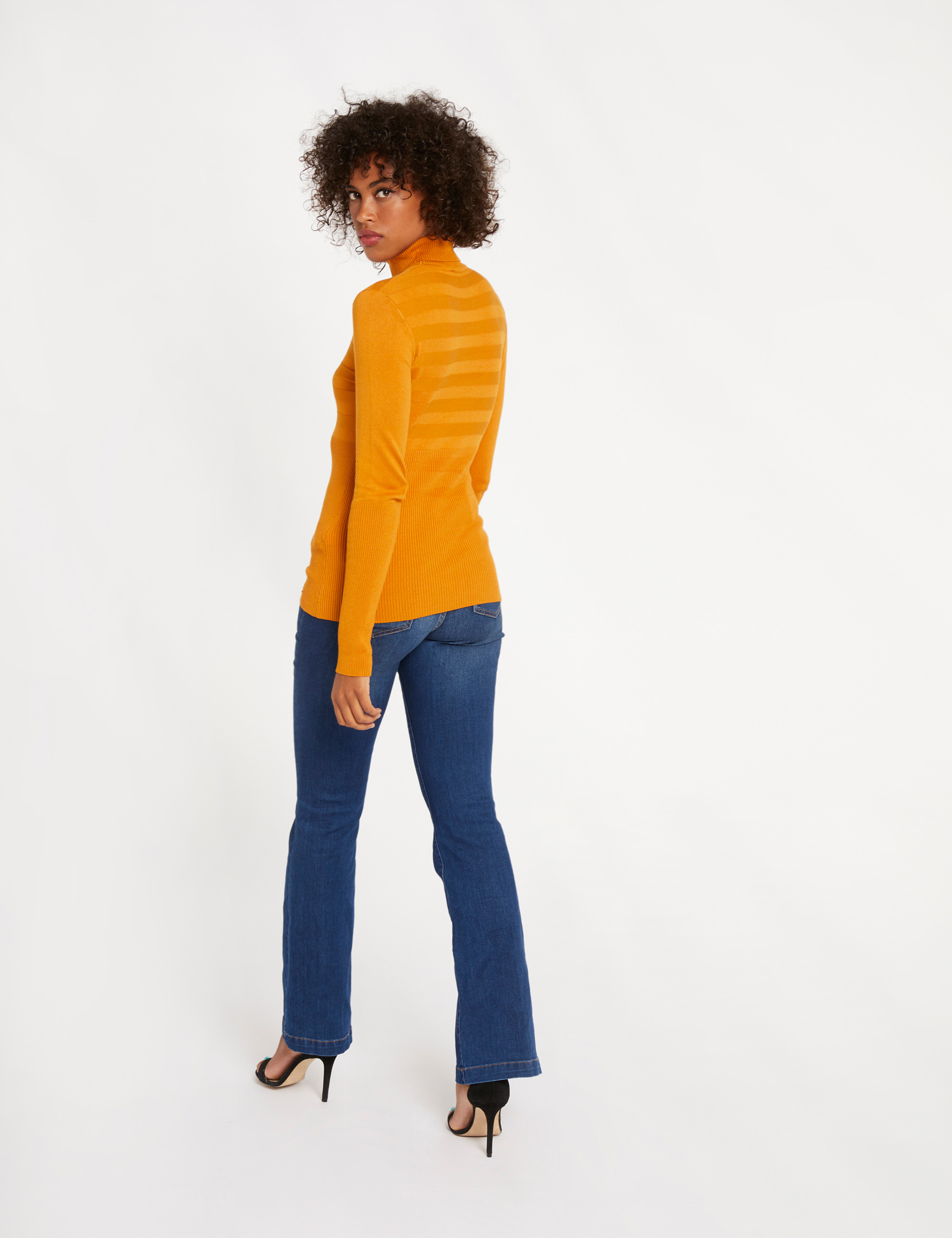 Pull col roul&eacute; ajust&eacute; moutarde femme